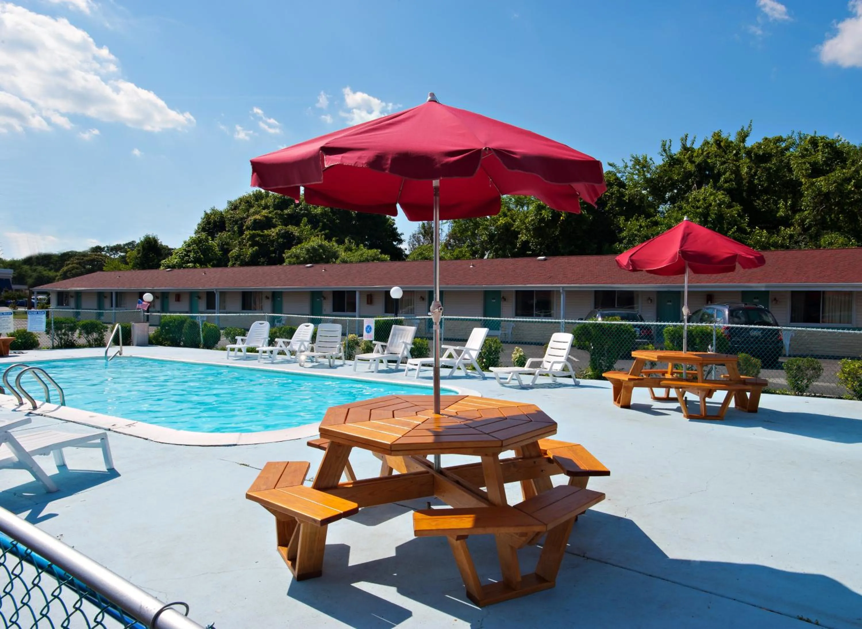Swimming pool in Economy Motel Inn and Suites Somers Point
