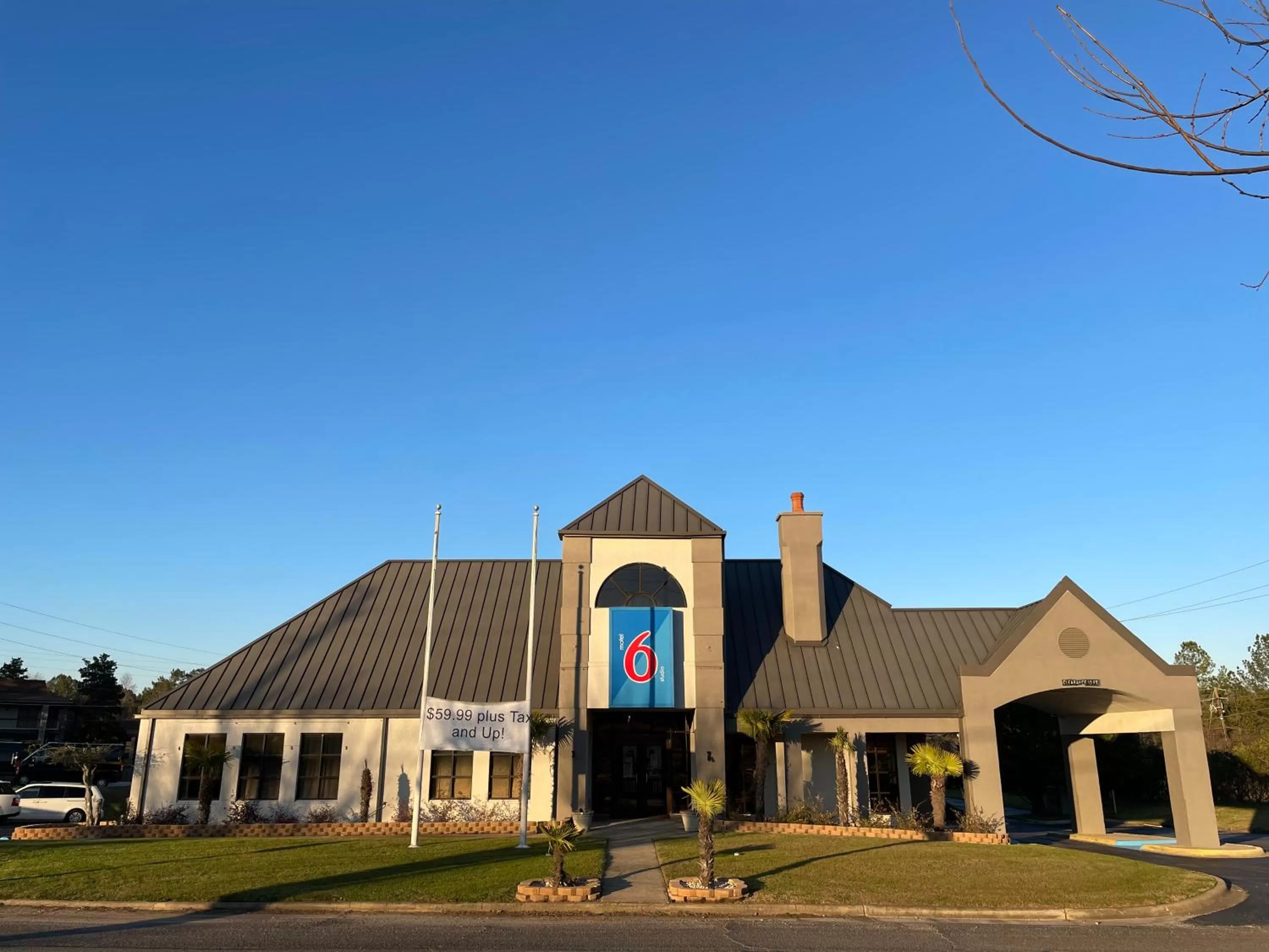 Property building in Motel 6 Birmingham, AL - Medical Center - Inverness Hwy 280