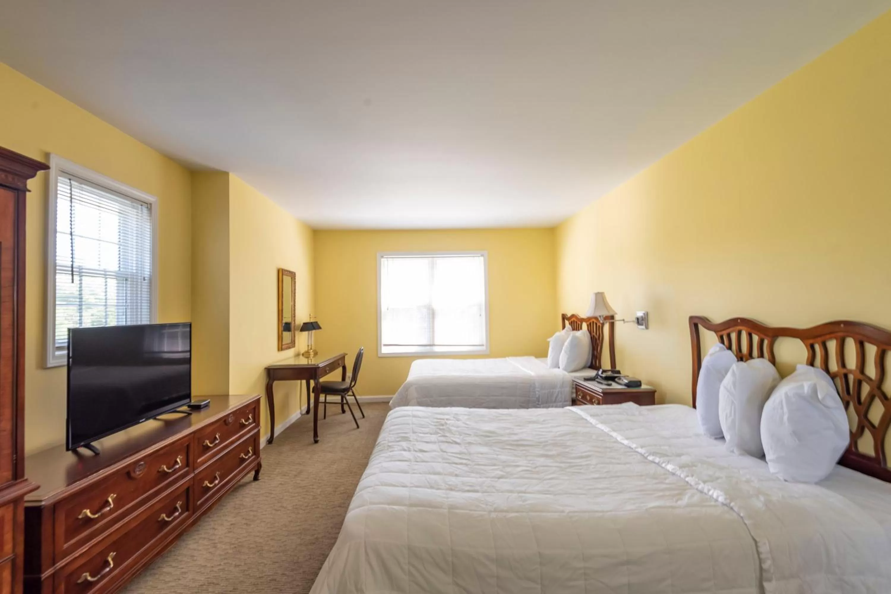 Bedroom, Bed in Century Suites Hotel