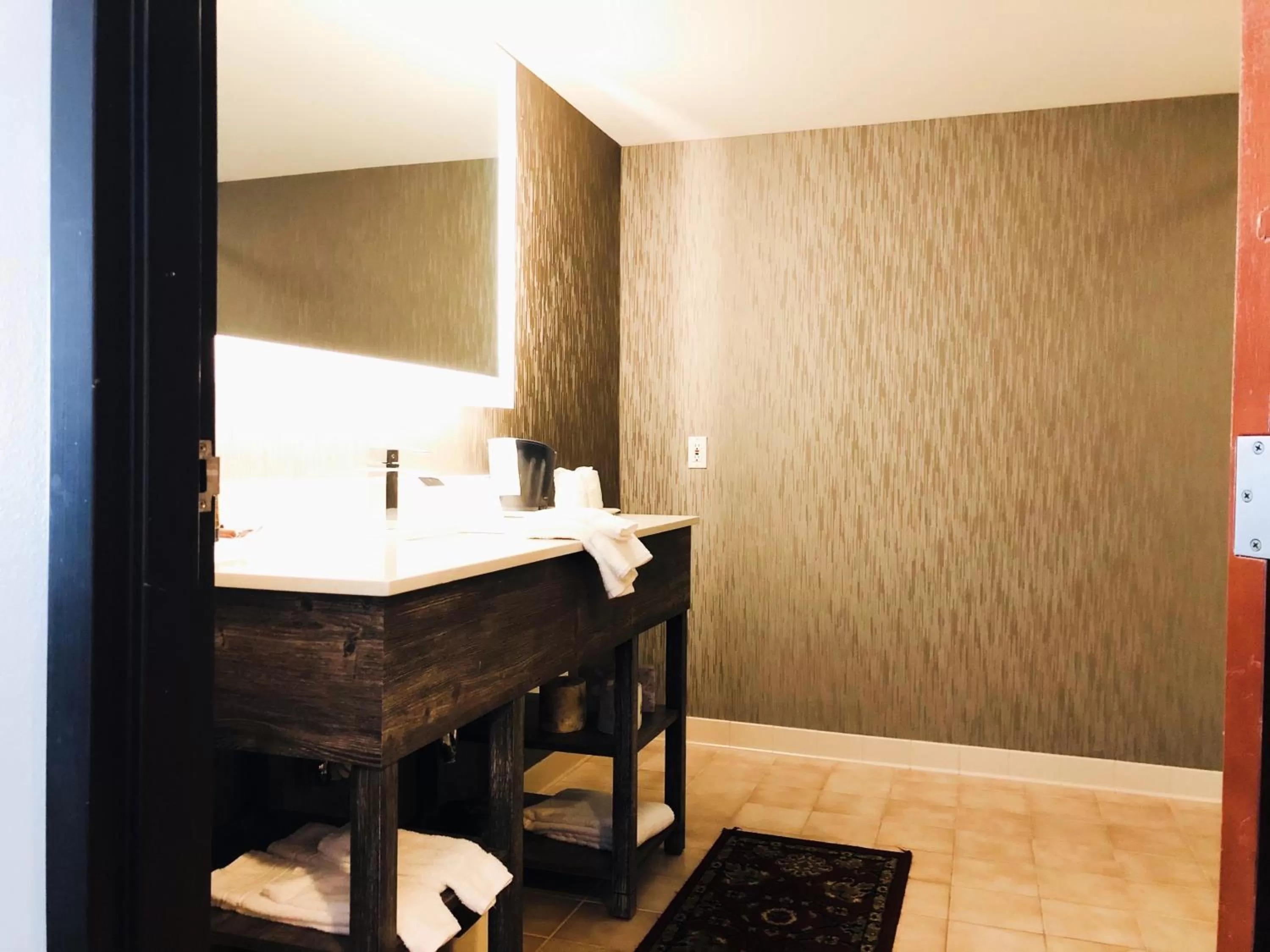 Bathroom, Bed in Comfort Inn & Suites Greenville Near East Carolina University