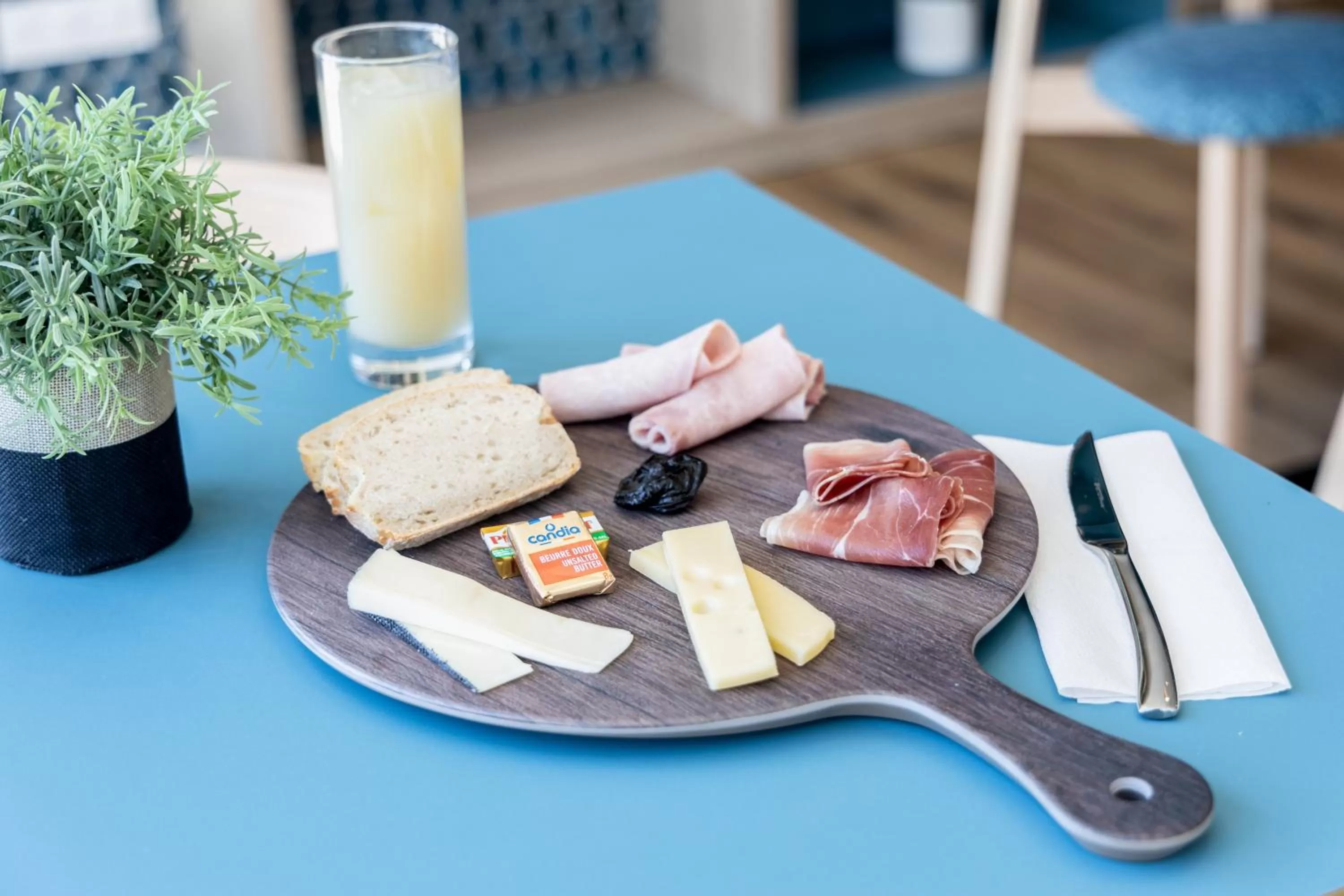 Restaurant/places to eat in Kyriad Bordeaux Nord Sainte Eulalie