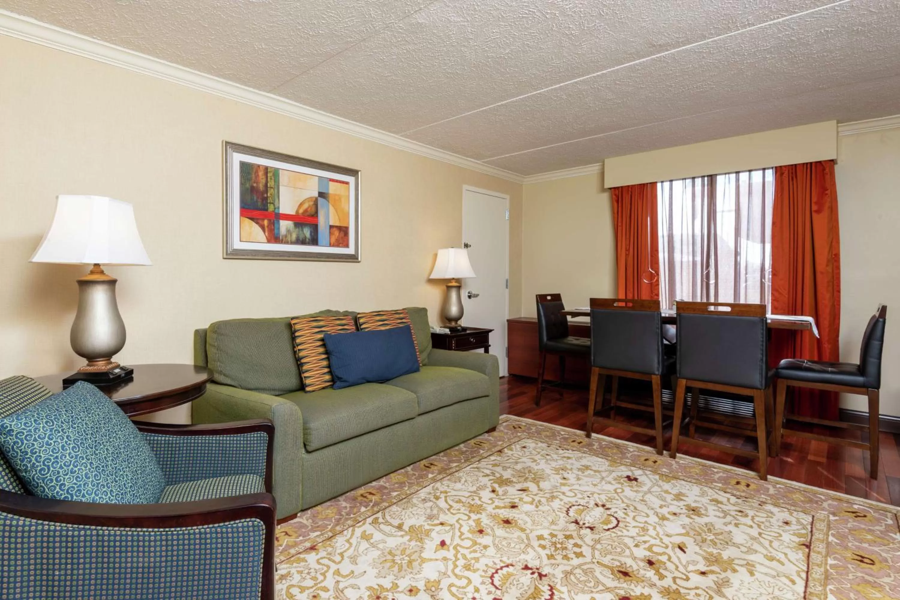Living room in DoubleTree by Hilton Hotel Grand Rapids Airport
