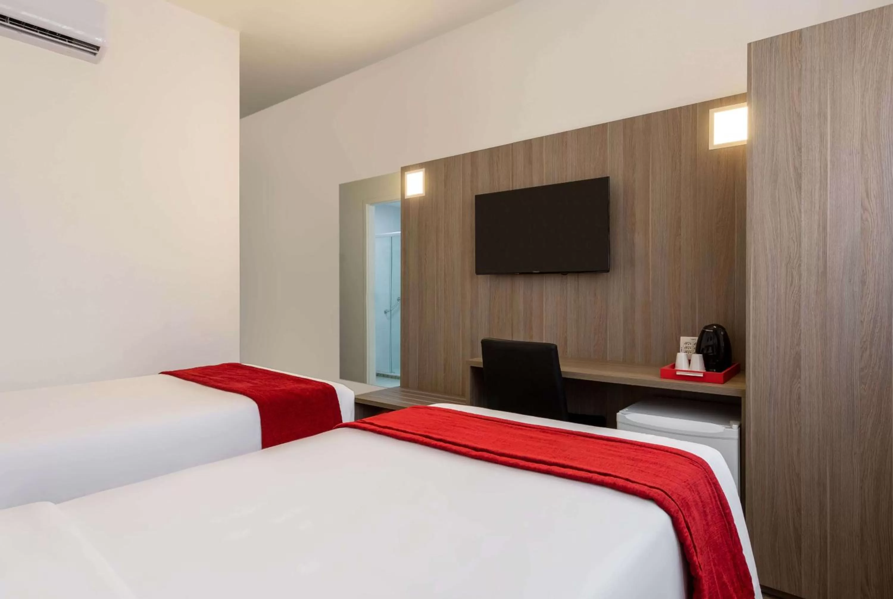 Photo of the whole room, Bed in Ramada Encore by Wyndham São Paulo Osasco