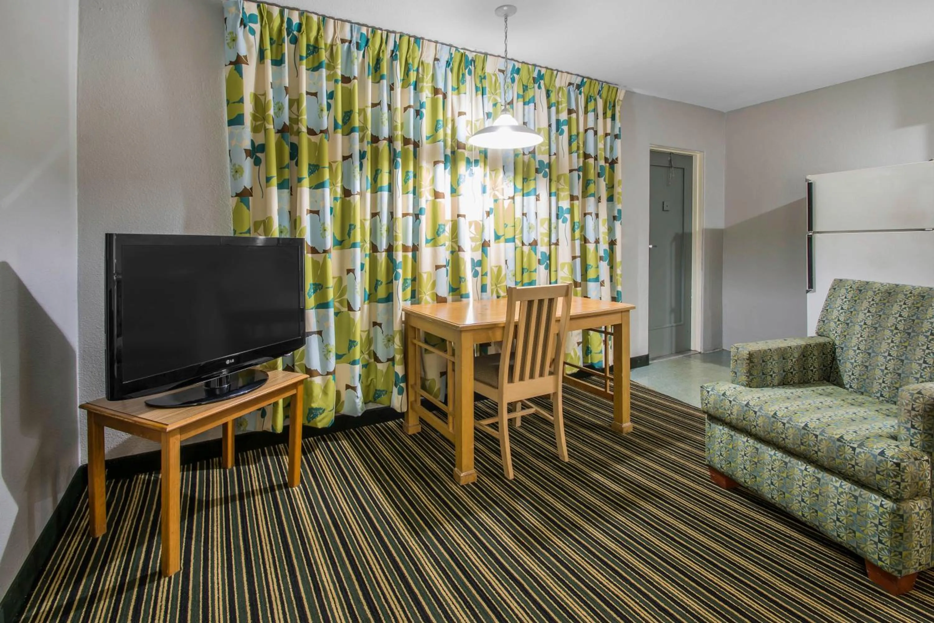 Seating area in Rodeway Inn & Suites Winter Haven Chain of Lakes