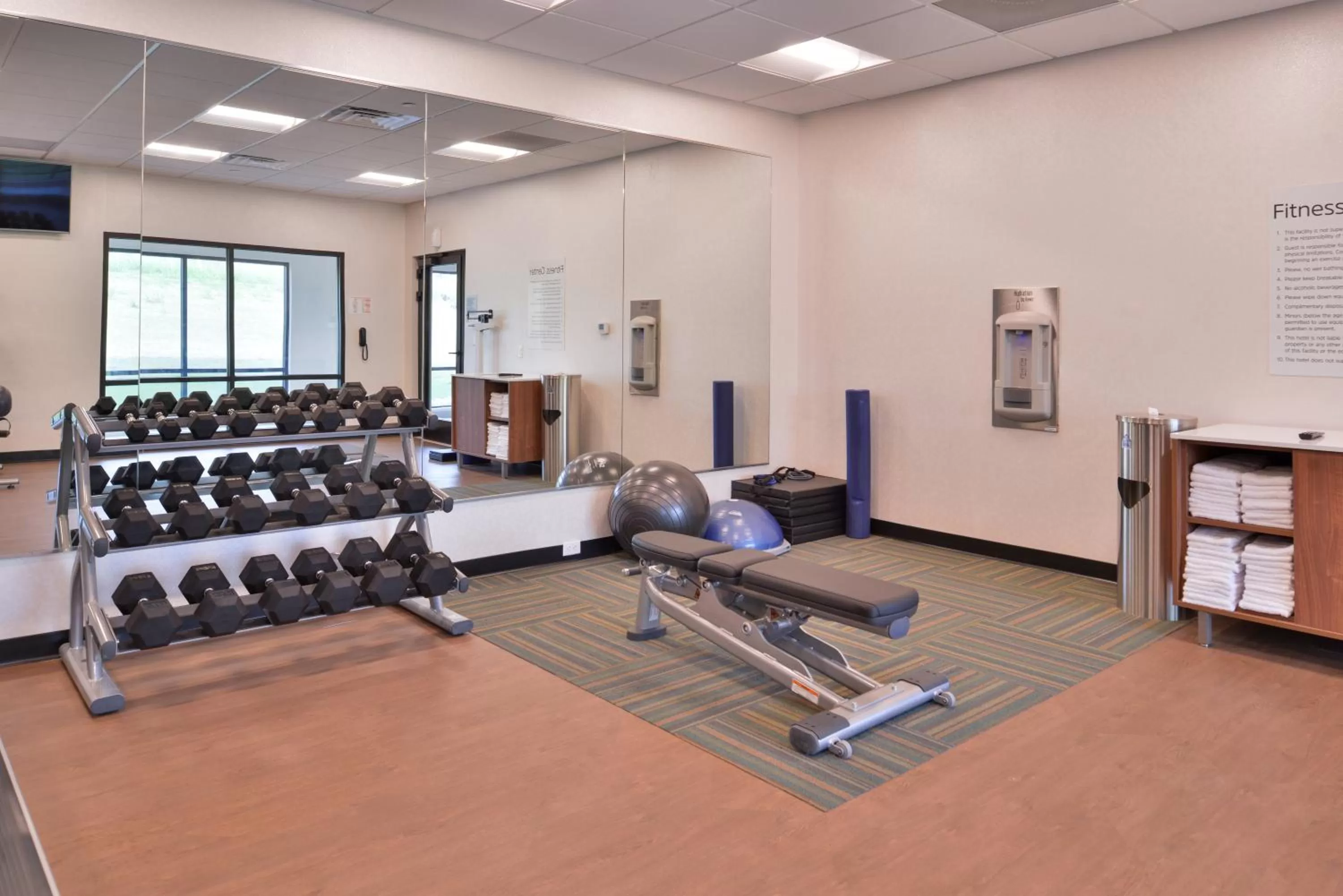 Fitness centre/facilities in Holiday Inn Express & Suites - Olathe West by IHG
