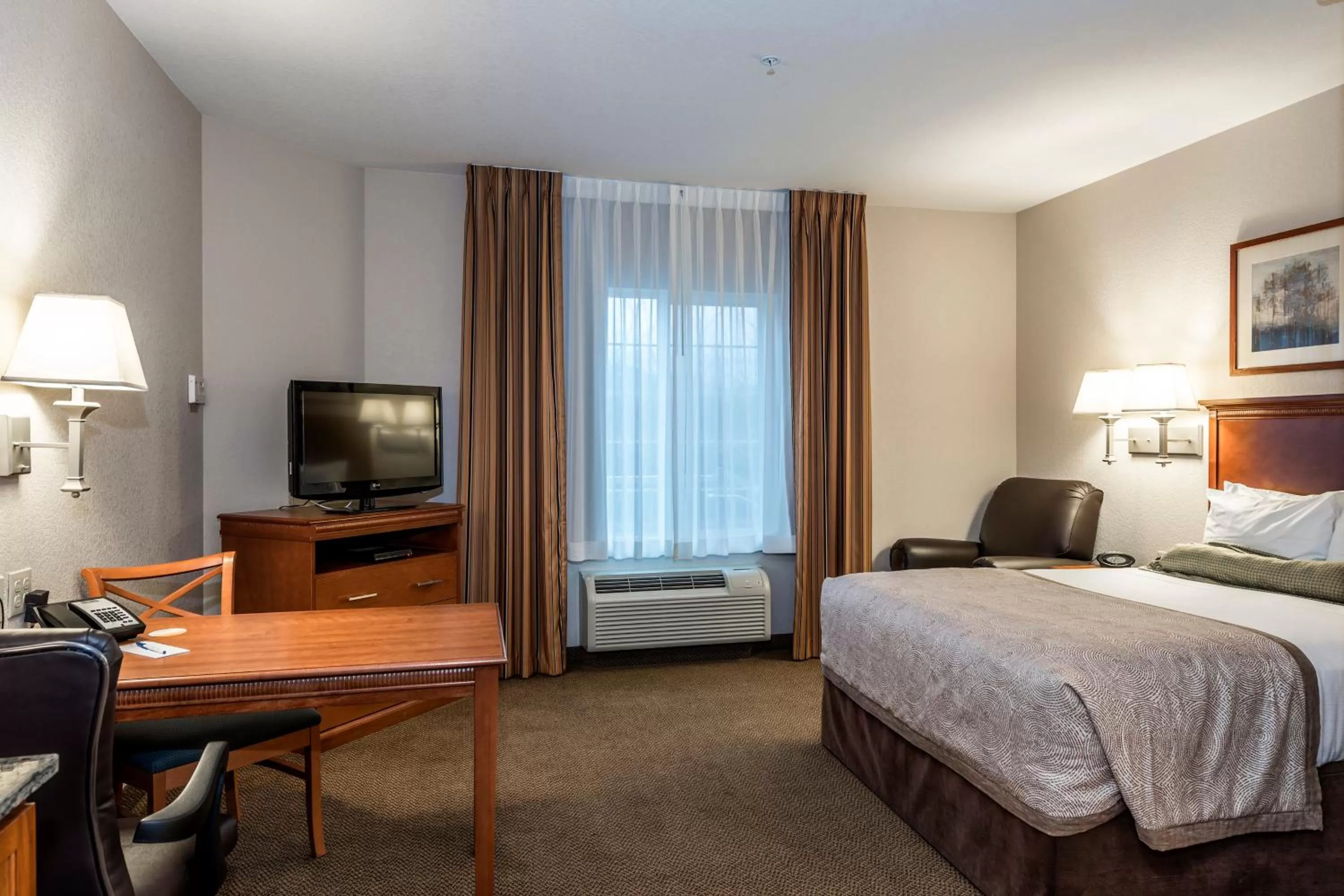 Photo of the whole room, Bed in Candlewood Suites Burlington by IHG