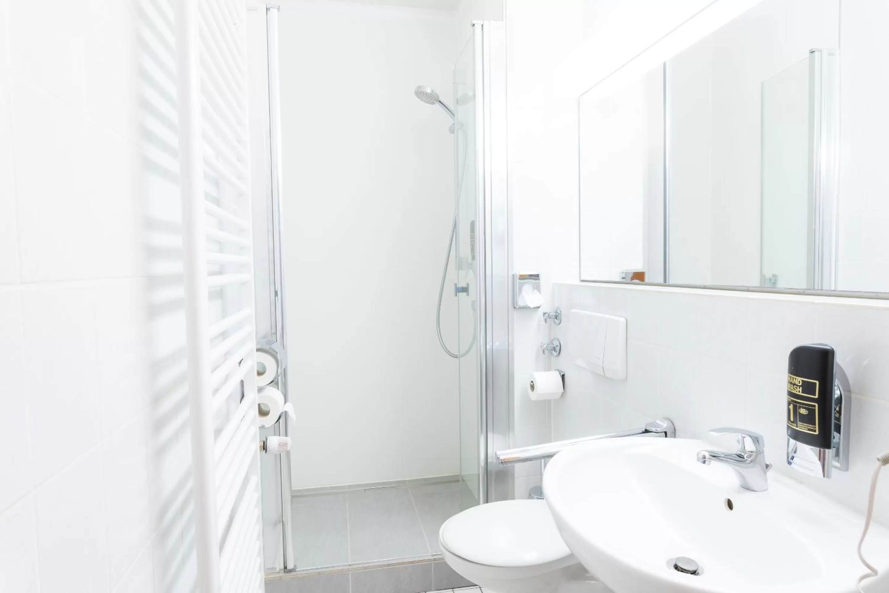 Shower in Hotel Astoria am Urachplatz