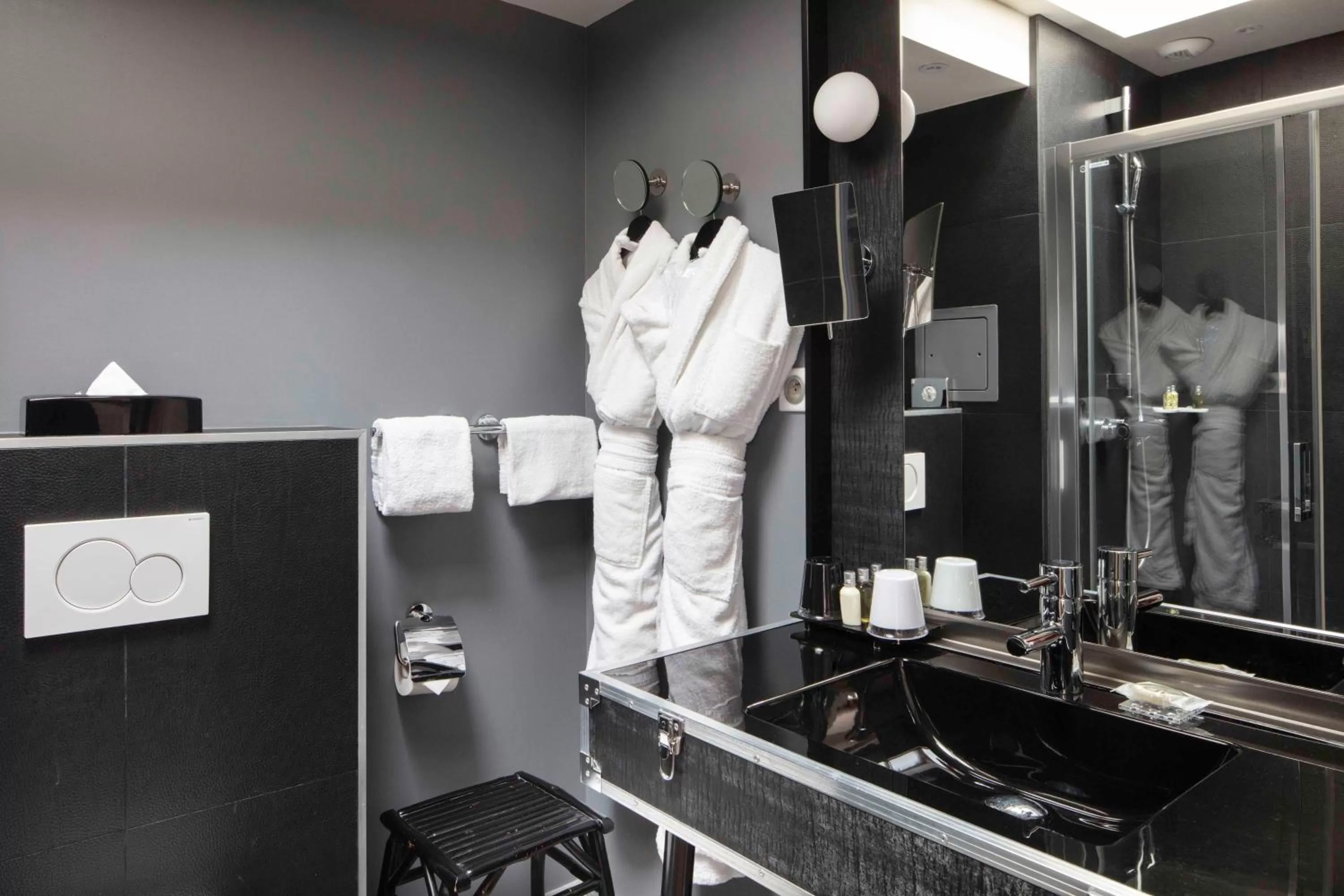 Bathroom in Le 123 Sébastopol - Astotel