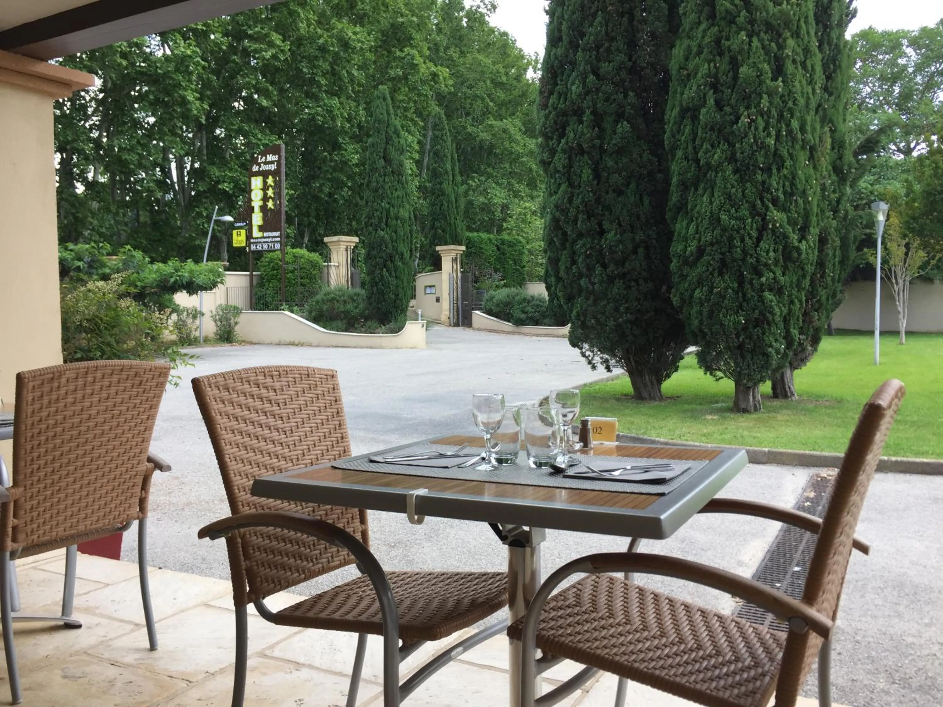 Patio in Logis Hôtel Le Mas De Jossyl