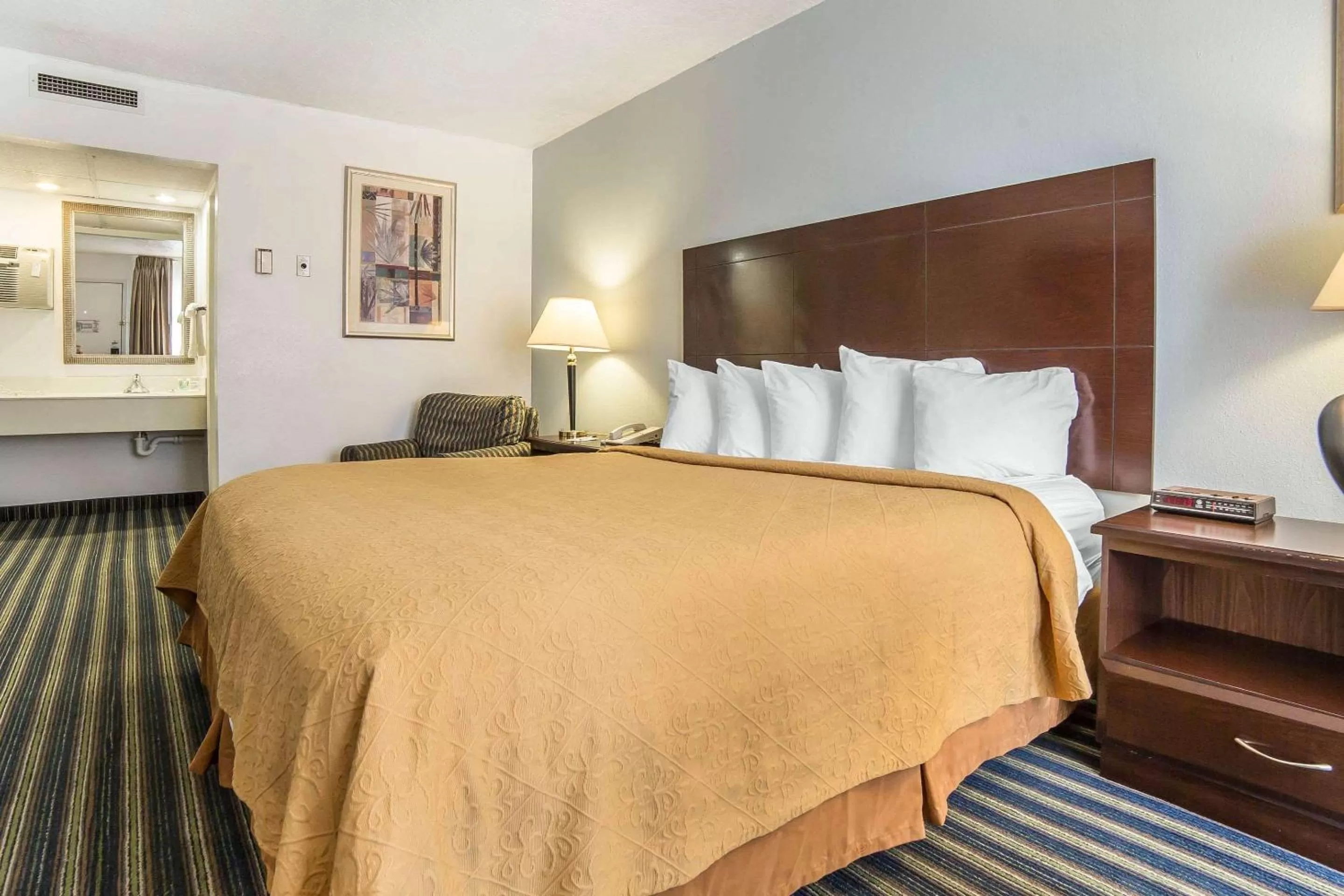 Photo of the whole room, Bed in Quality Inn