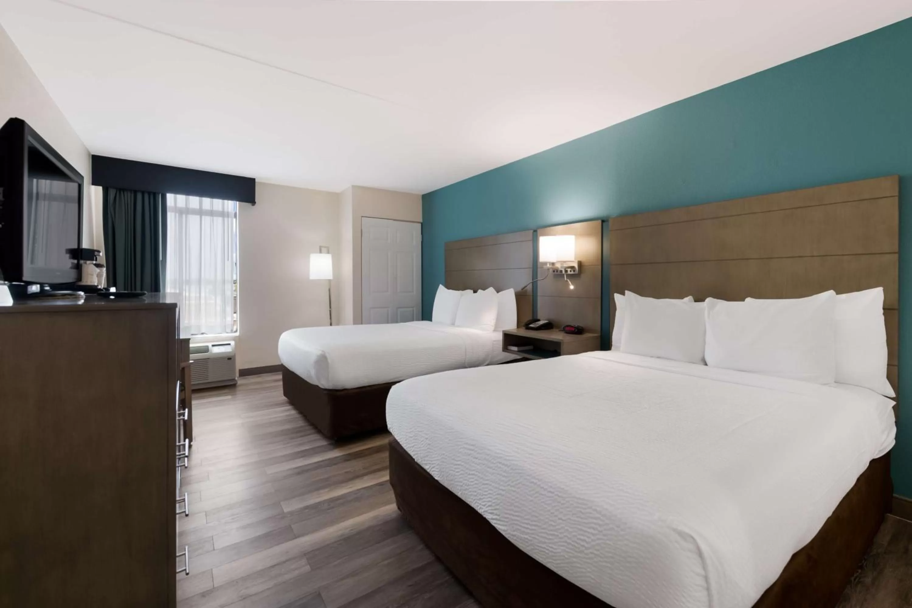 Bedroom, Bed in Best Western Hampton Coliseum Inn