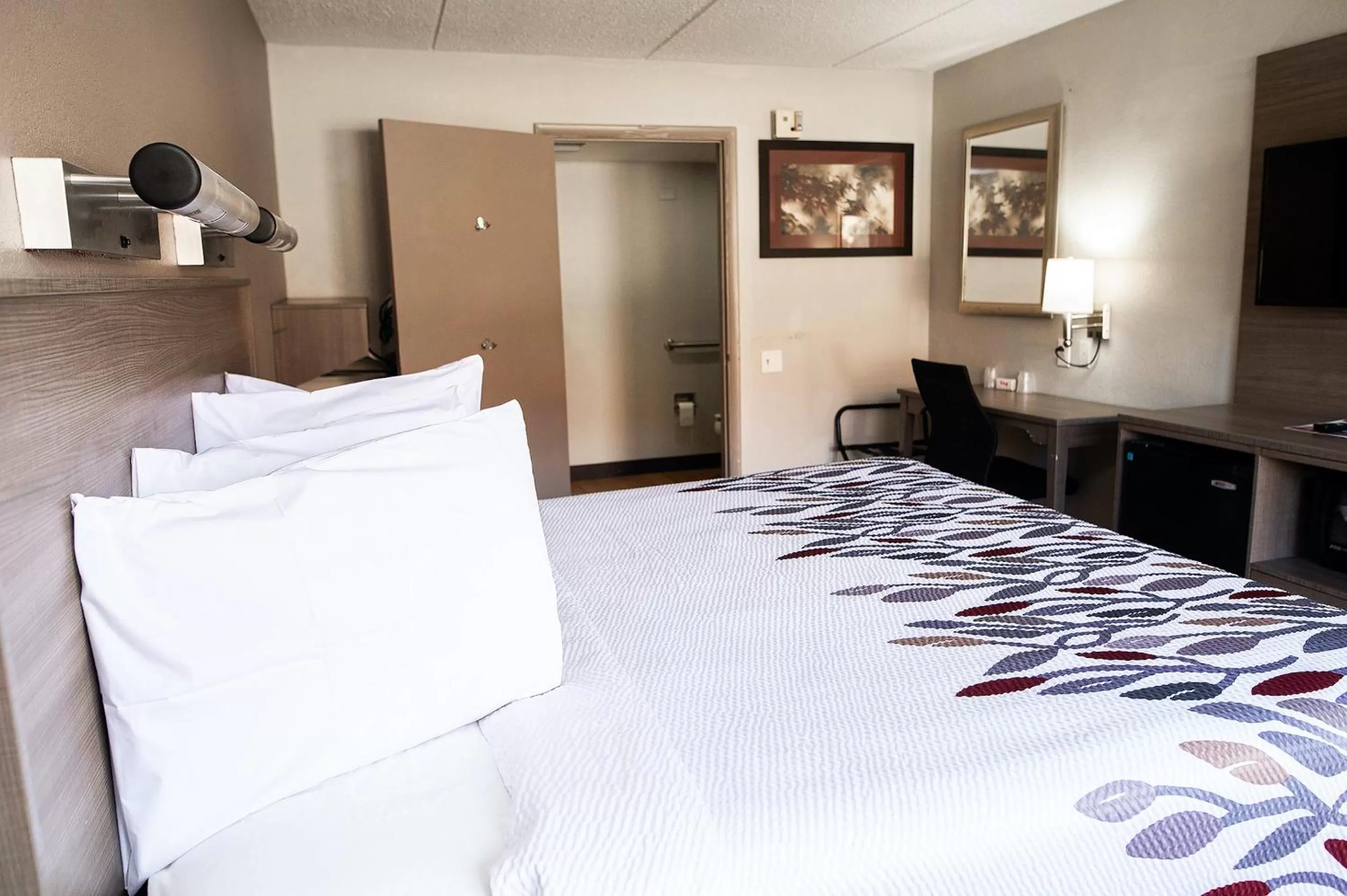 Bedroom, Bed in Red Roof Inn Rochester - Henrietta