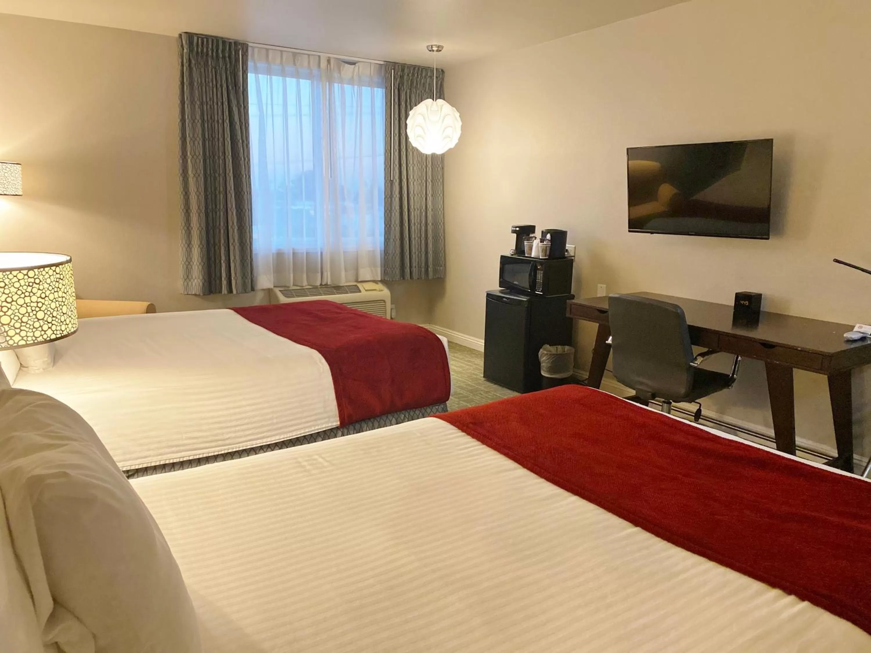 Bed in Redac Gateway Hotel Torrance