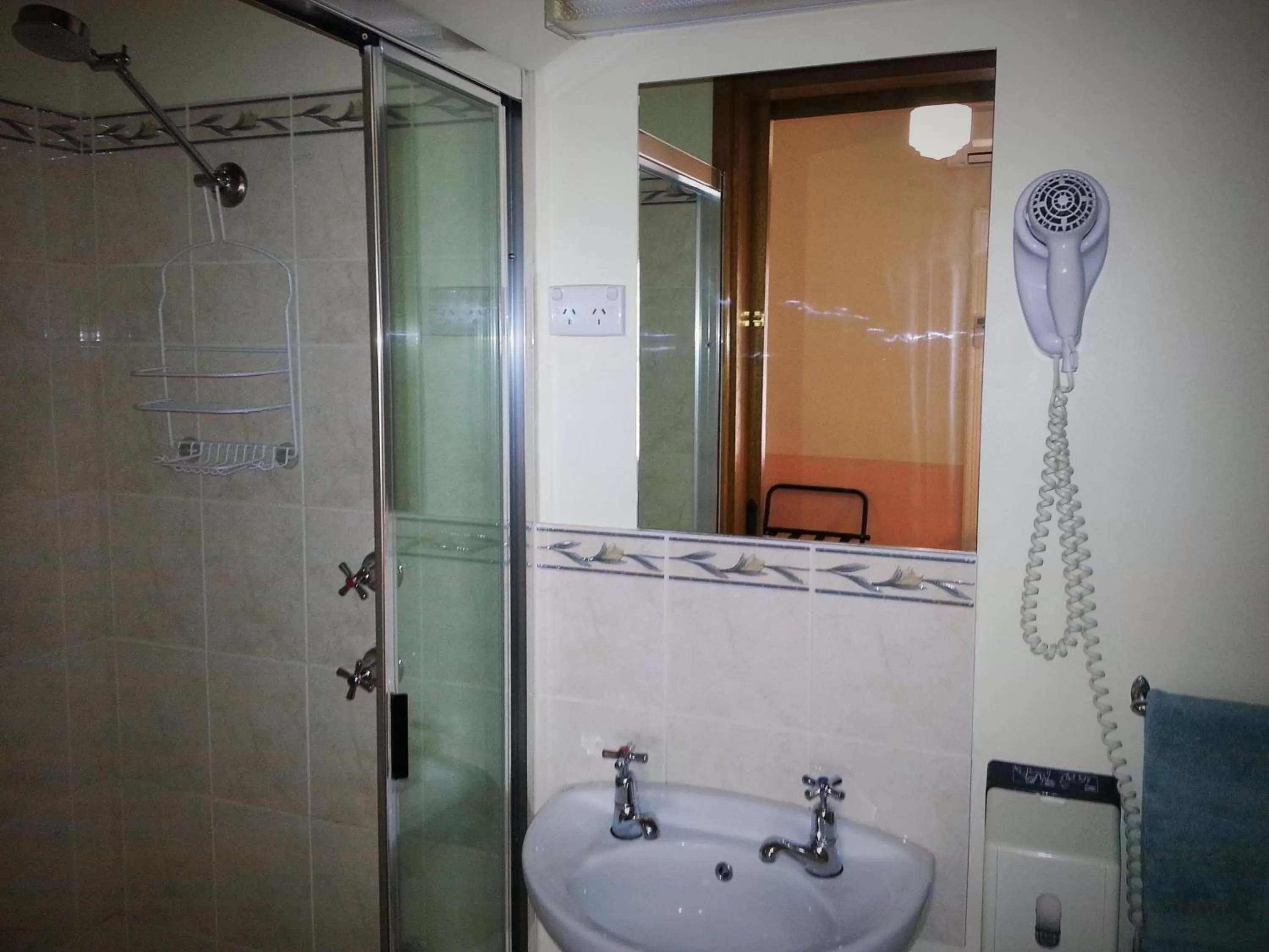 Shower in Sonbern Lodge Motel