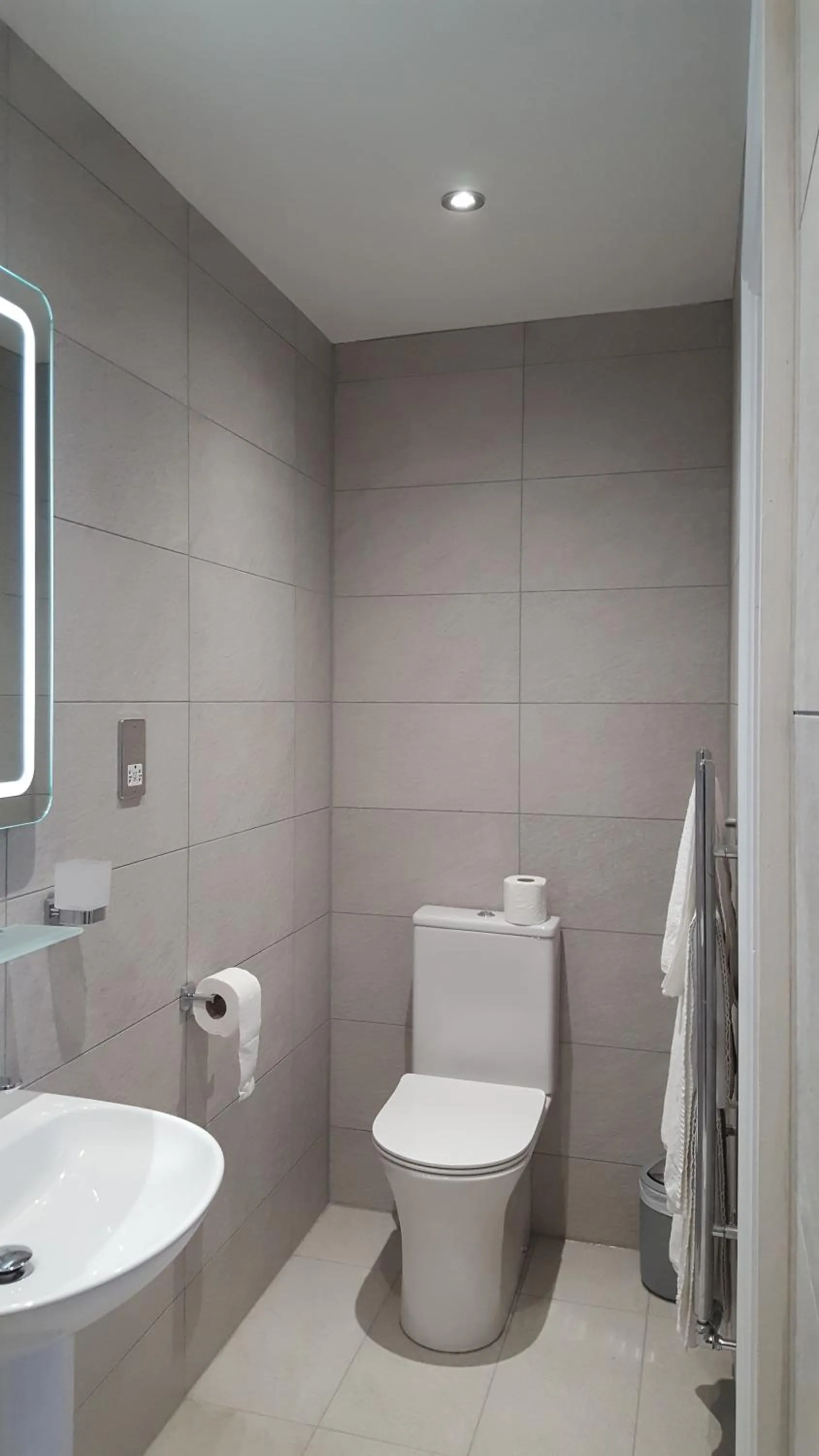 Bathroom in The Lawn Guest House Gatwick