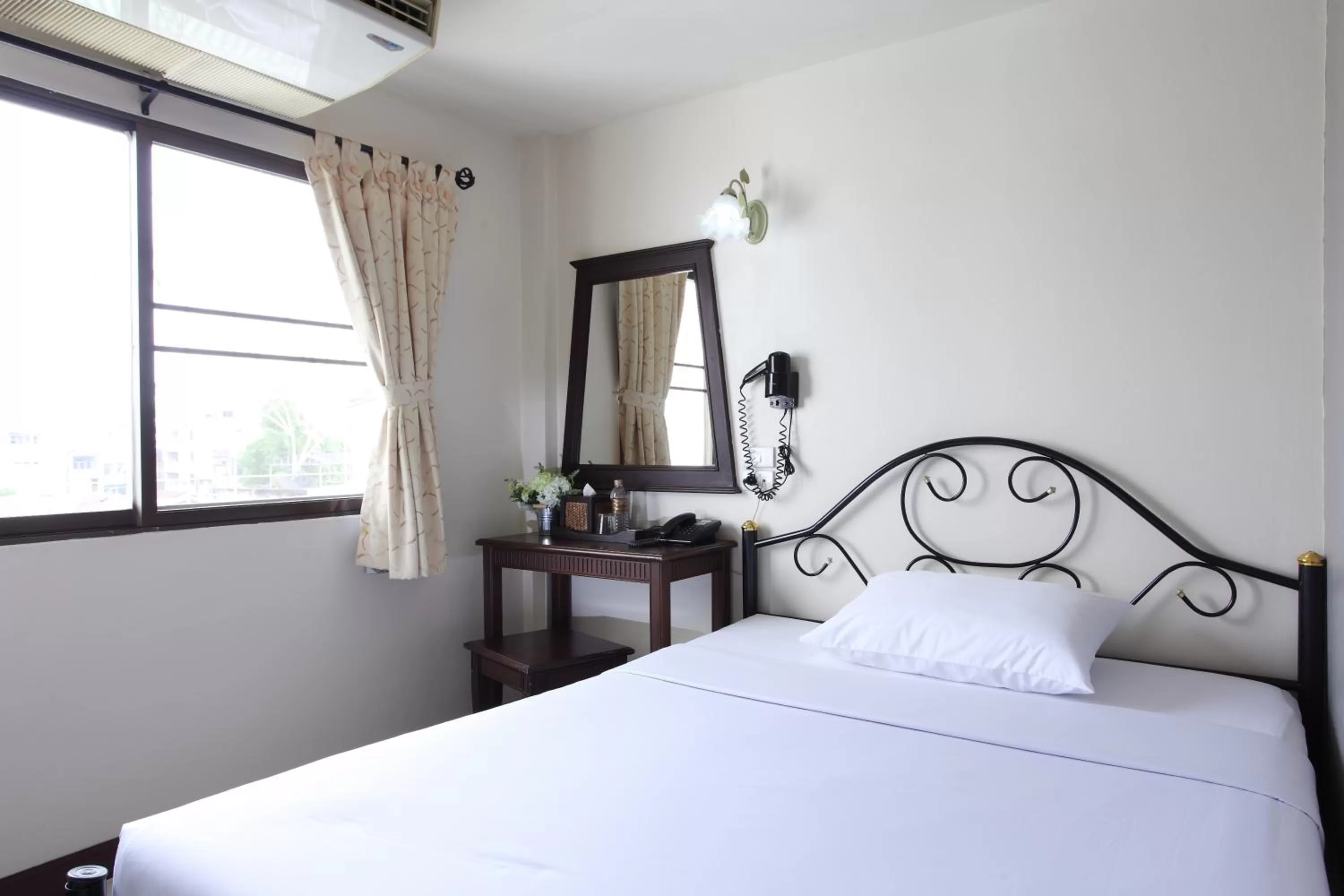 Deluxe Single Room in Rambuttri Village Plaza