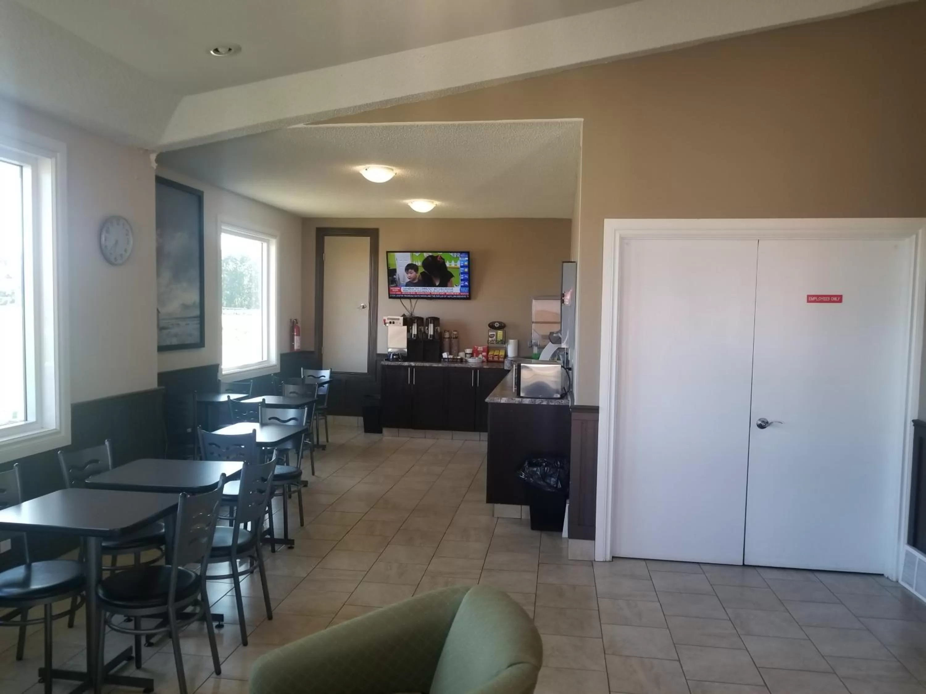 Breakfast in Super 8 by Wyndham Smoky Lake