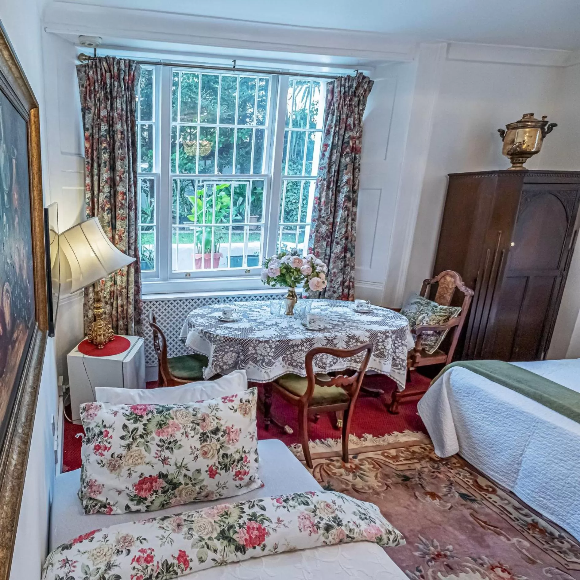Photo of the whole room, Bed in Dawson Place, Juliette's Bed and Breakfast