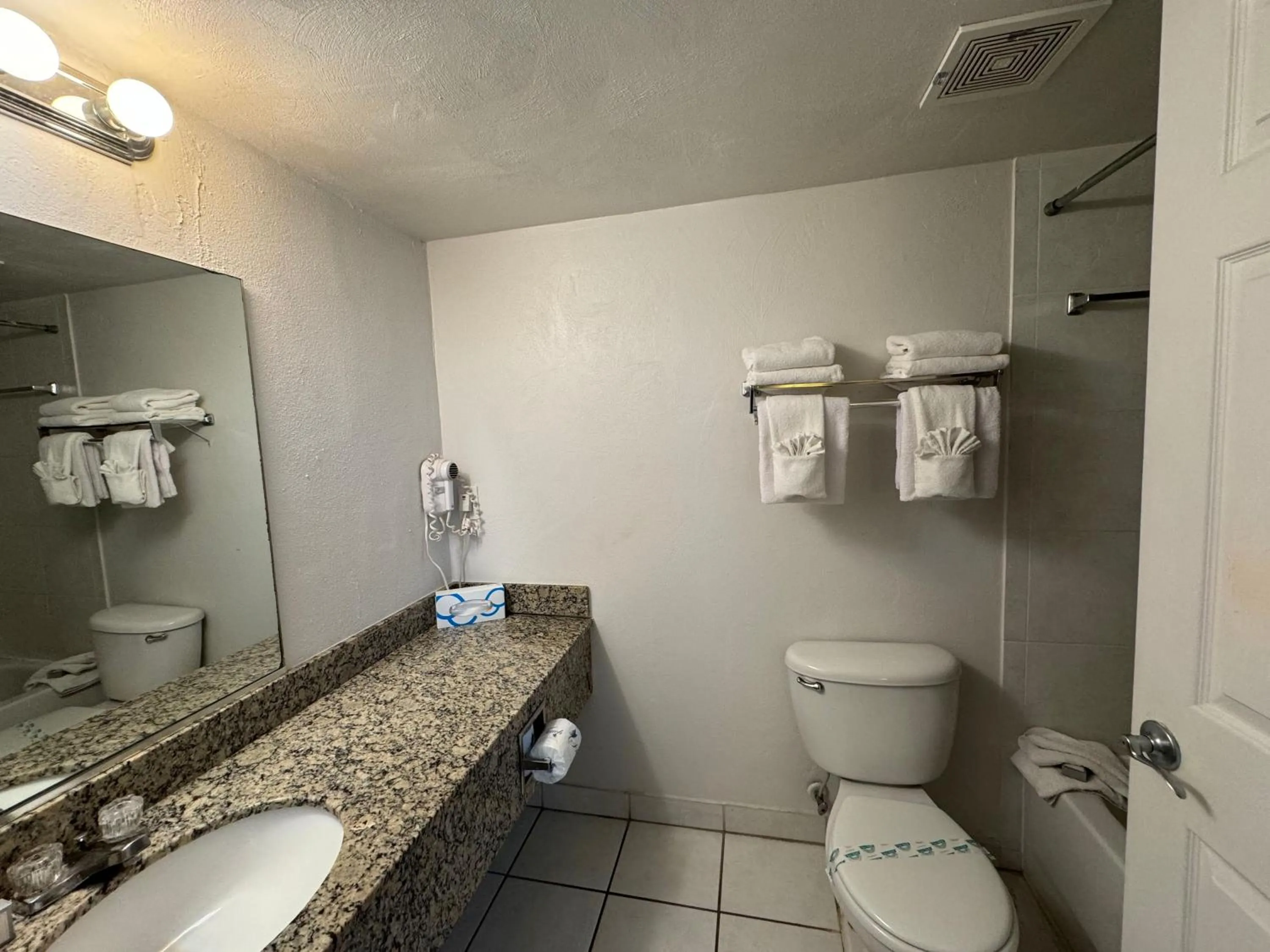 Public Bath in Emerald Shores Hotel - Daytona Beach