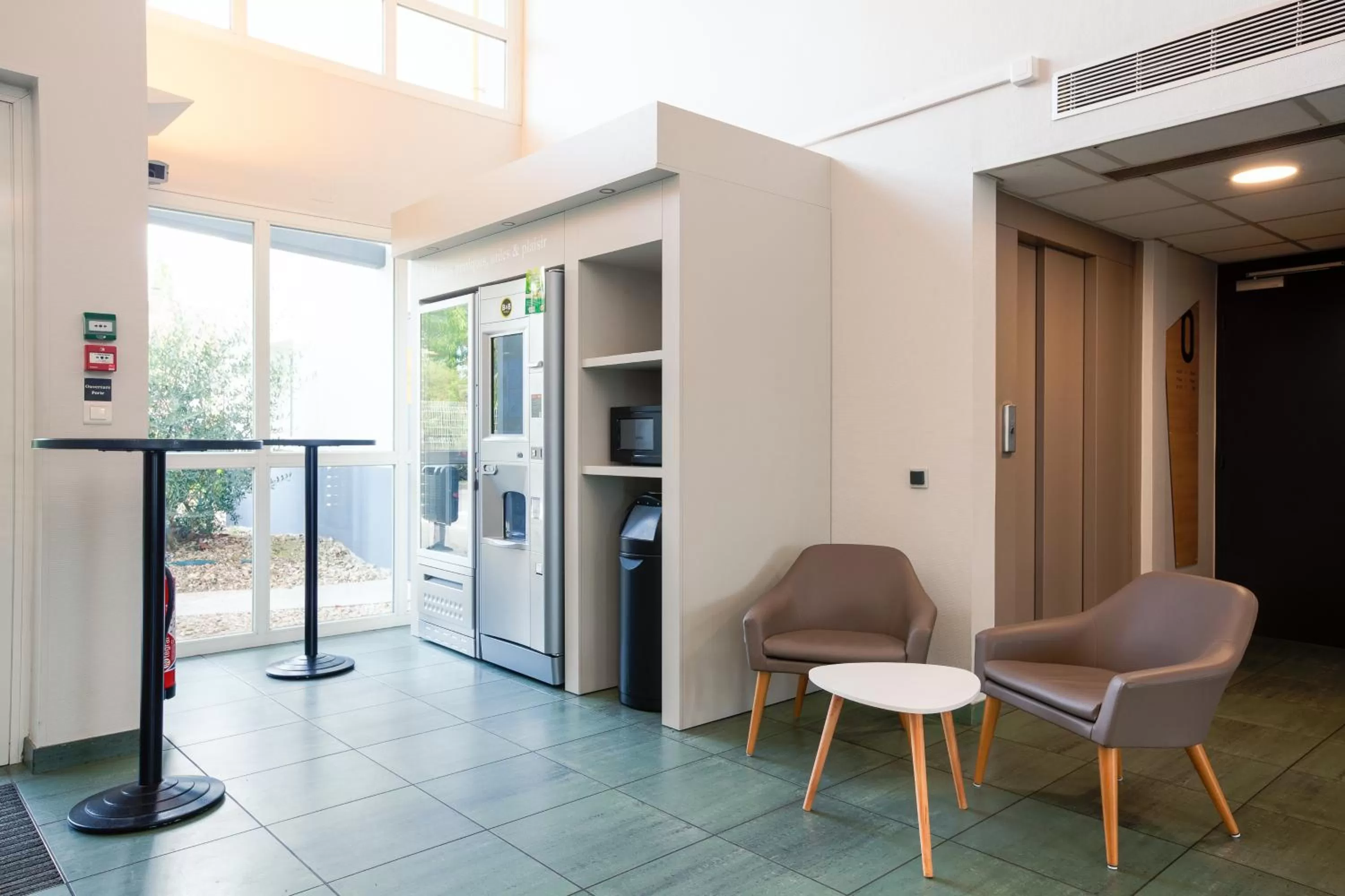 Lounge or bar in B&B HOTEL Beauvais