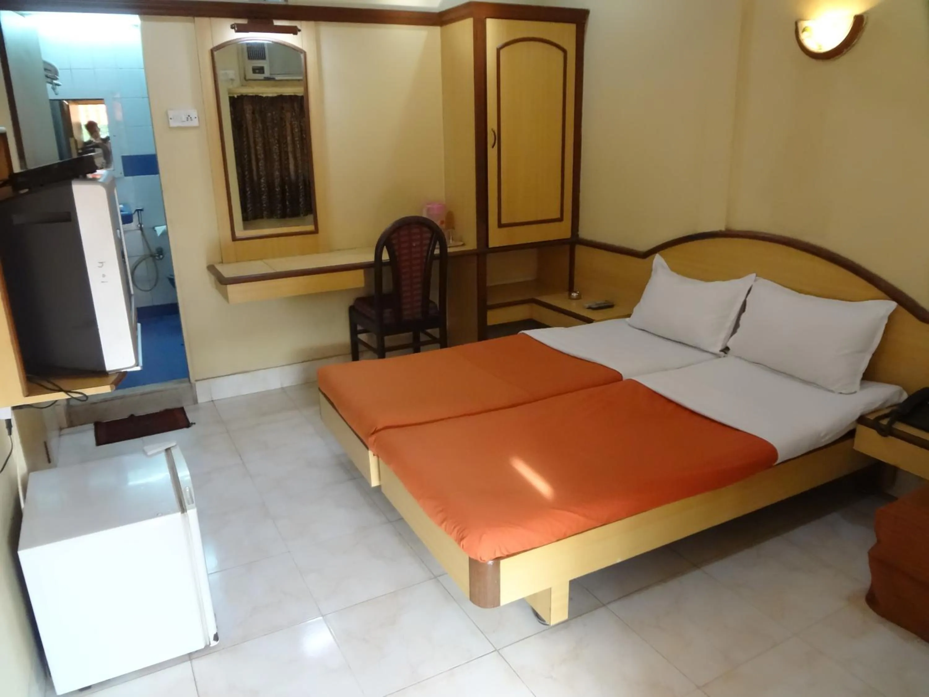 Photo of the whole room in Hotel New Bengal