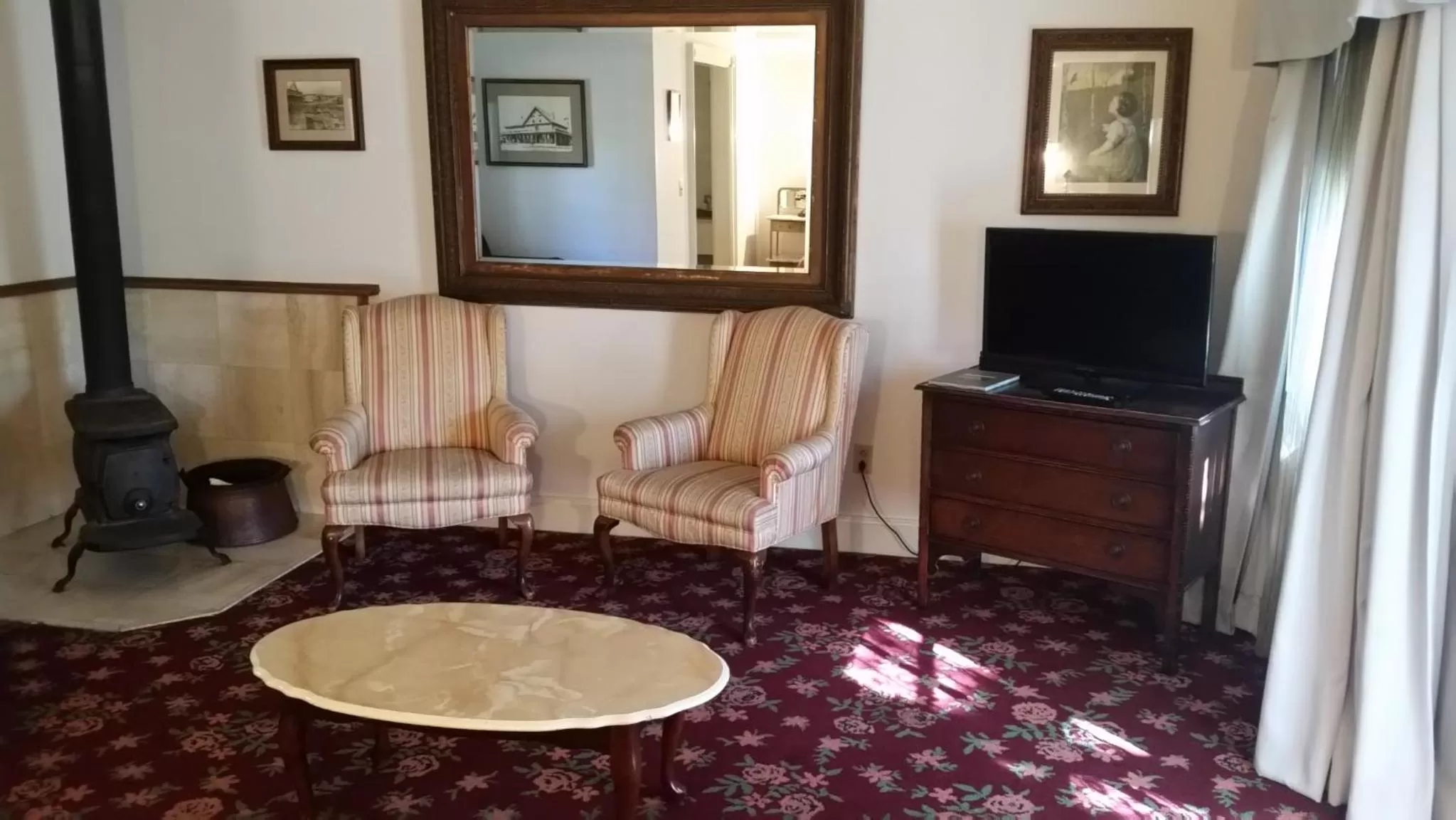 TV and multimedia in Mendocino Hotel & Garden