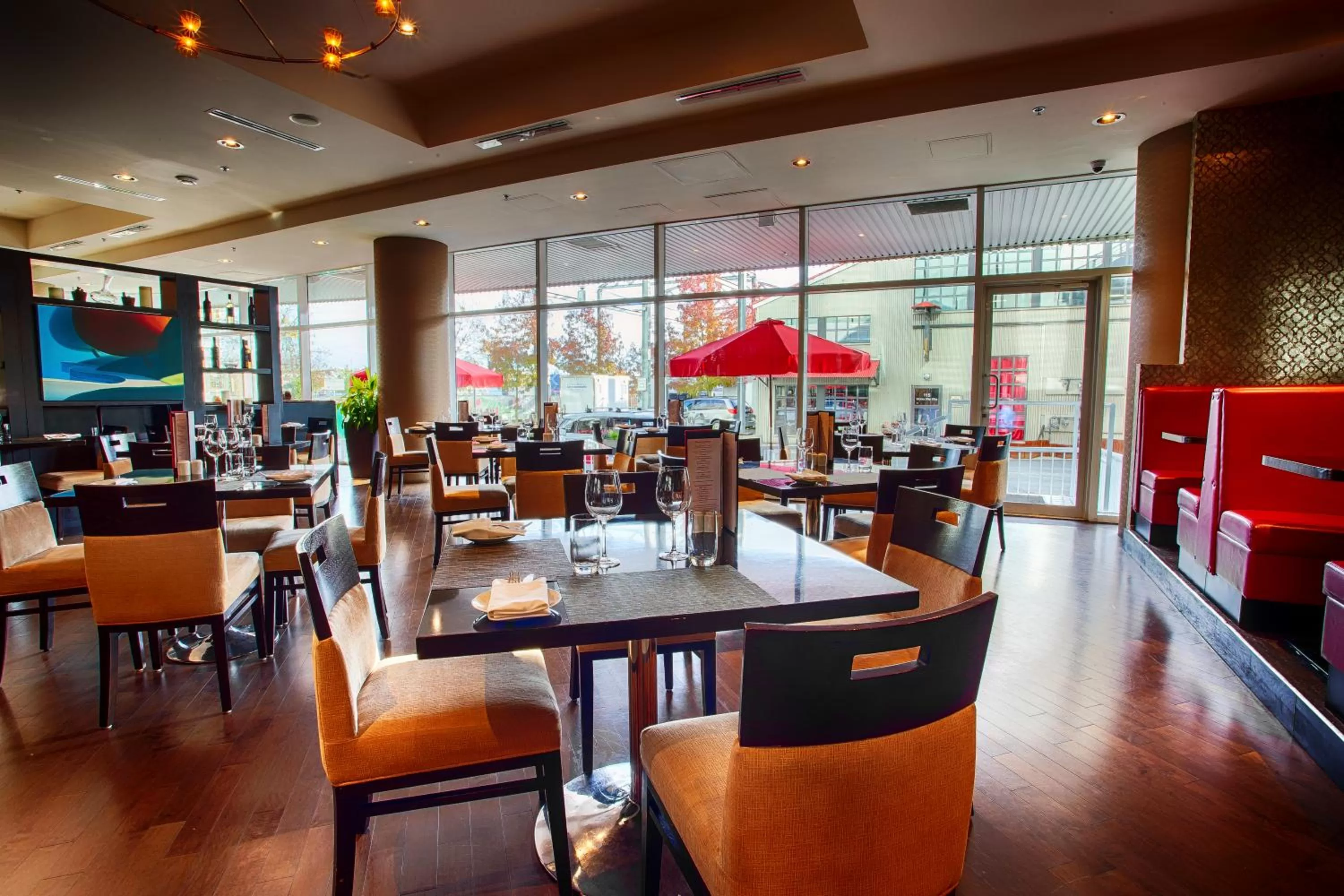 Restaurant/places to eat in Pinnacle Hotel at the Pier