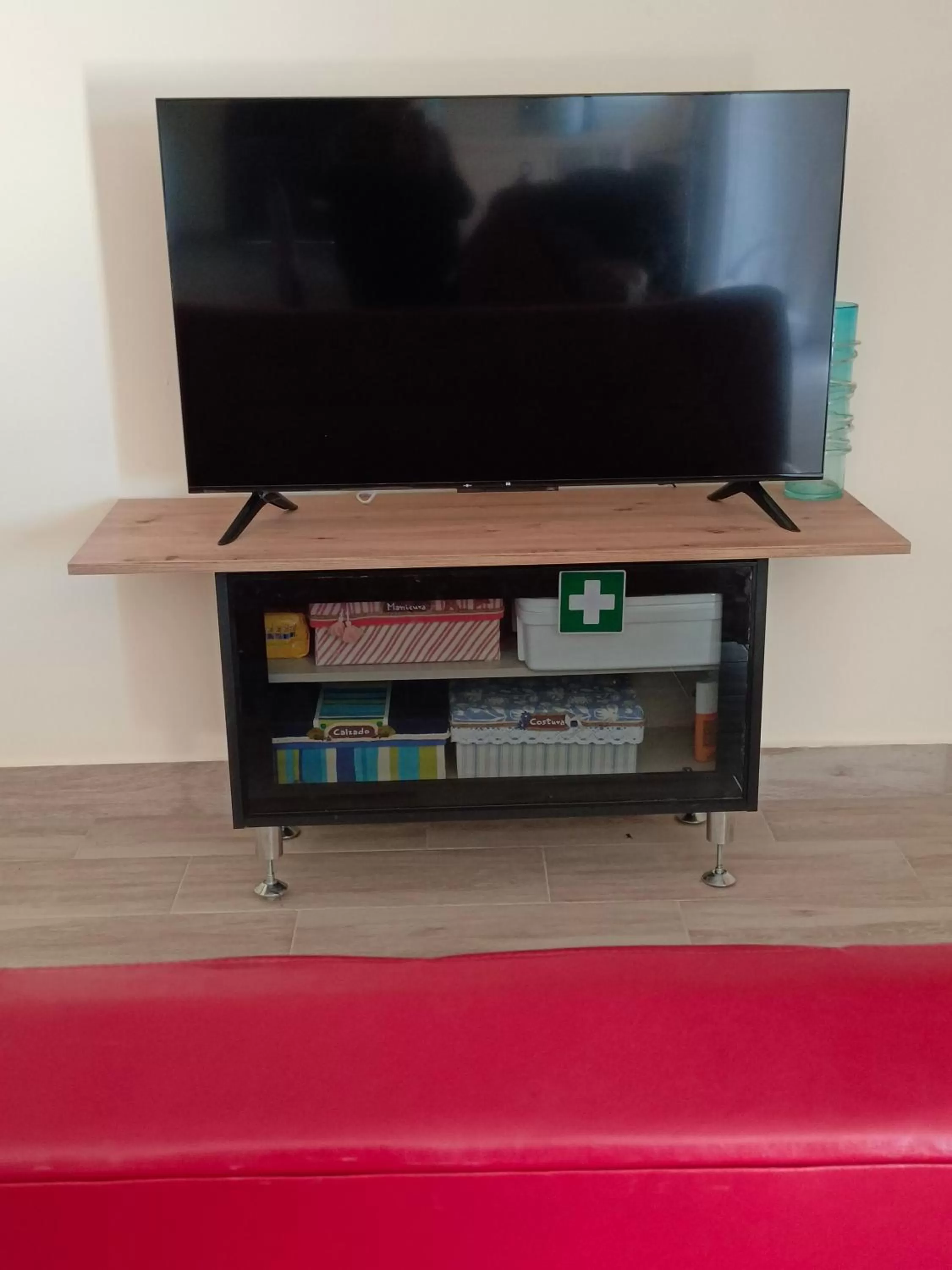 Communal lounge/ TV room, TV/Entertainment Center in Cabezo Buñuel Hostal