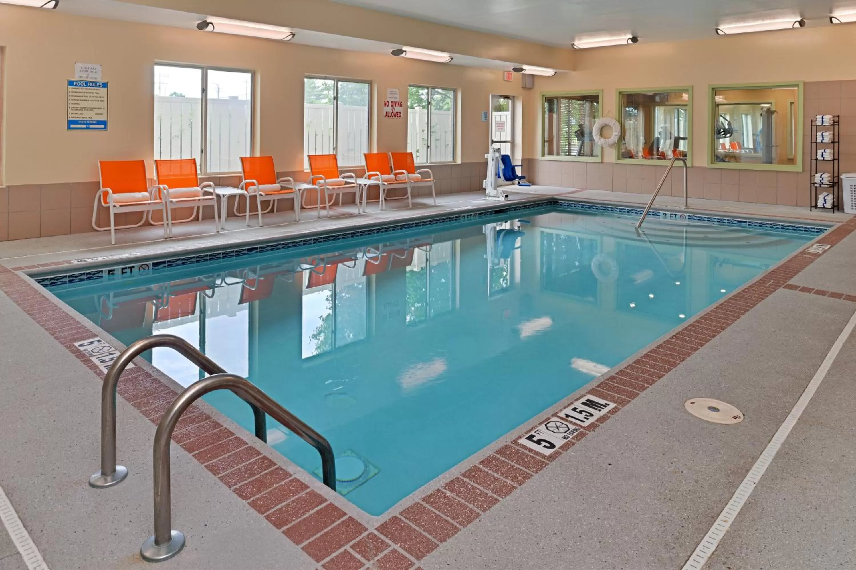 Swimming pool in Holiday Inn Express Hotel & Suites Cincinnati-Blue Ash by IHG