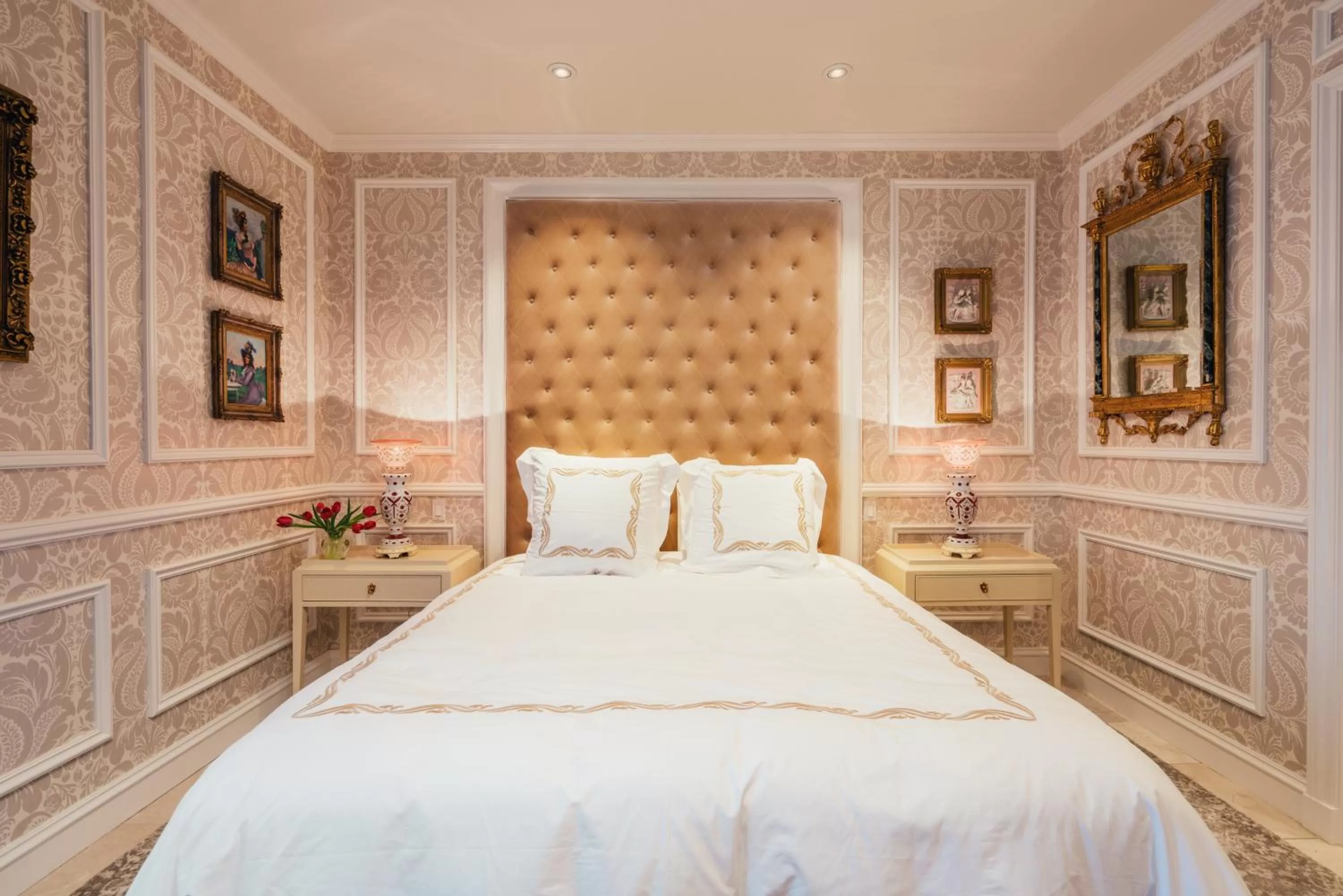 Bed in Neighbourgood Sutter Mansion