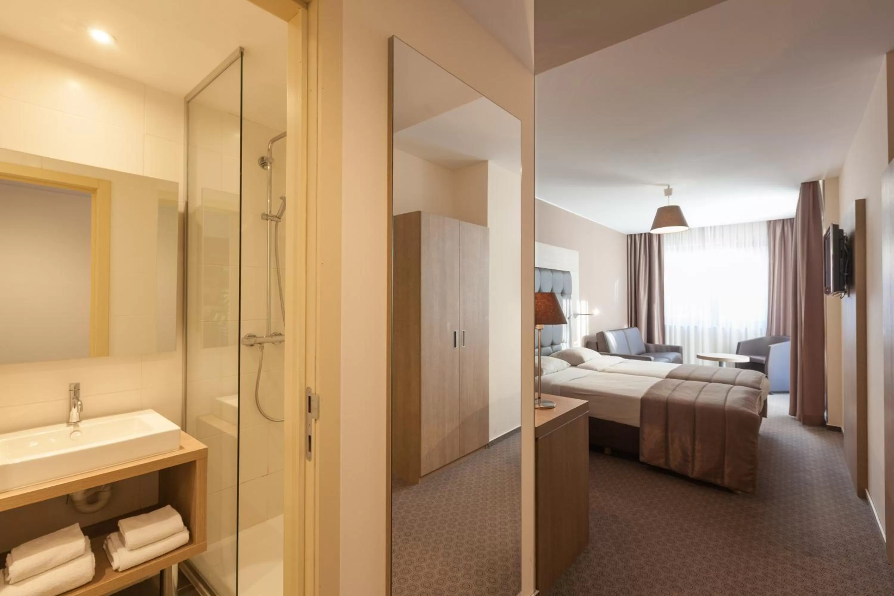 Shower, Bed in Hotel Villa Royale