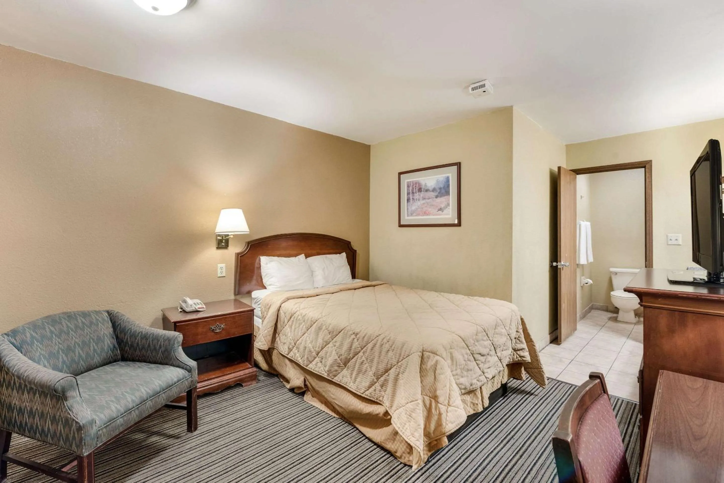 Photo of the whole room, Bed in Rodeway Inn Columbus West