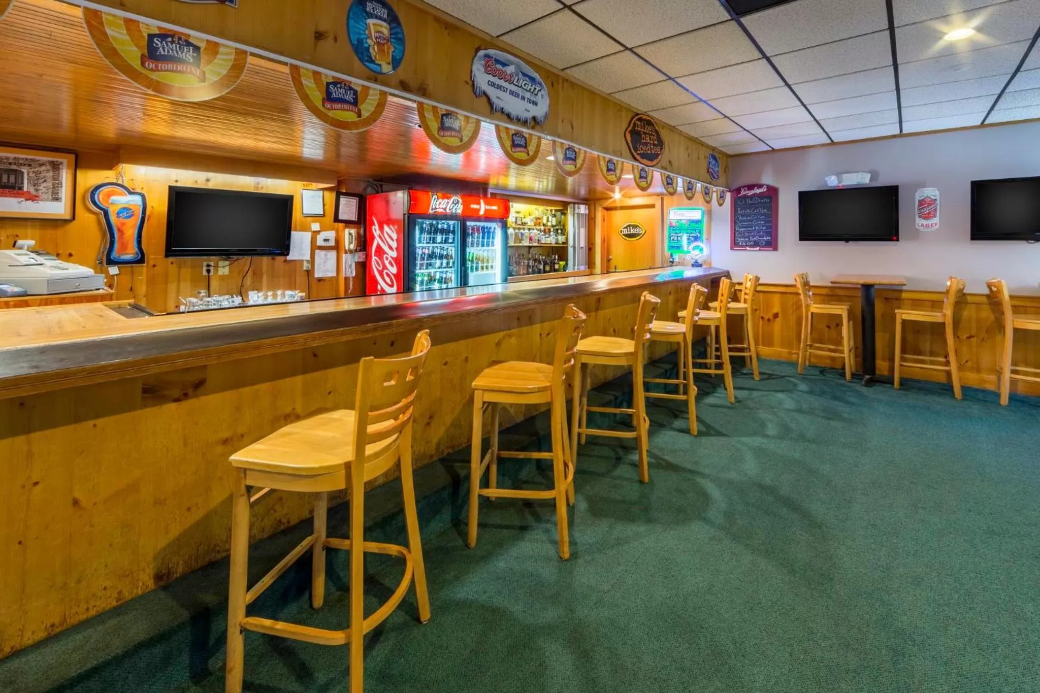 Lounge or bar in Holiday Inn Club Vacations Oak n Spruce Resort in the Berkshires