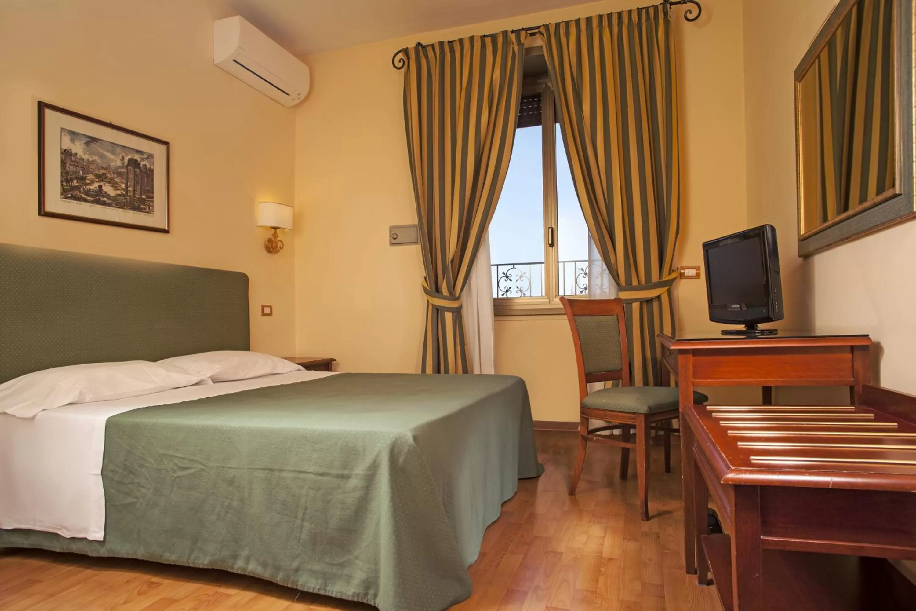 Bed in Hotel Colosseum