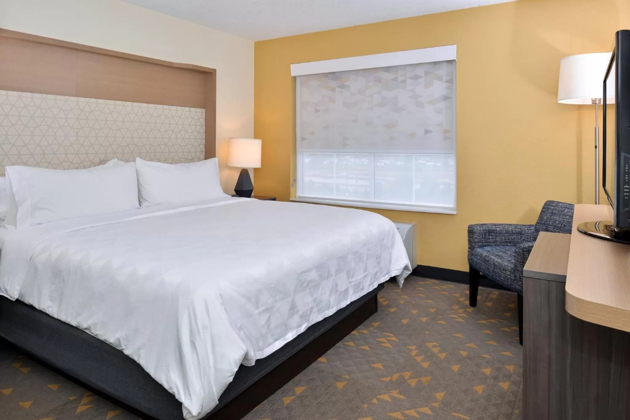 Photo of the whole room, Bed in Holiday Inn Hotel & Suites Overland Park-Convention Center by IHG