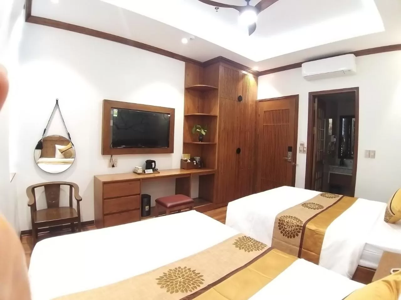 Photo of the whole room, Bed in Samatha Hotel Bai Chay, Ha Long
