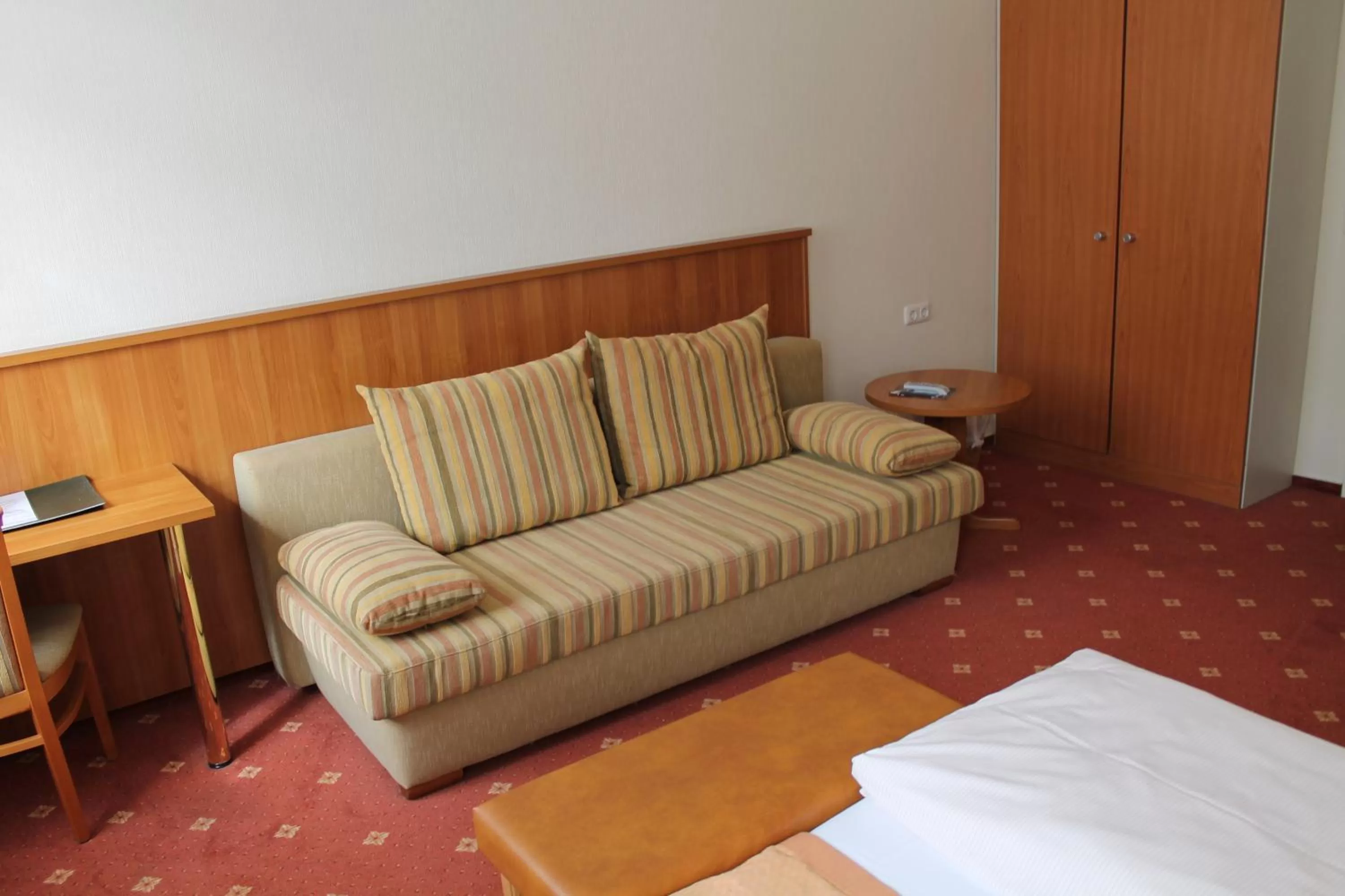 Seating area, Bed in Traveller Hotel