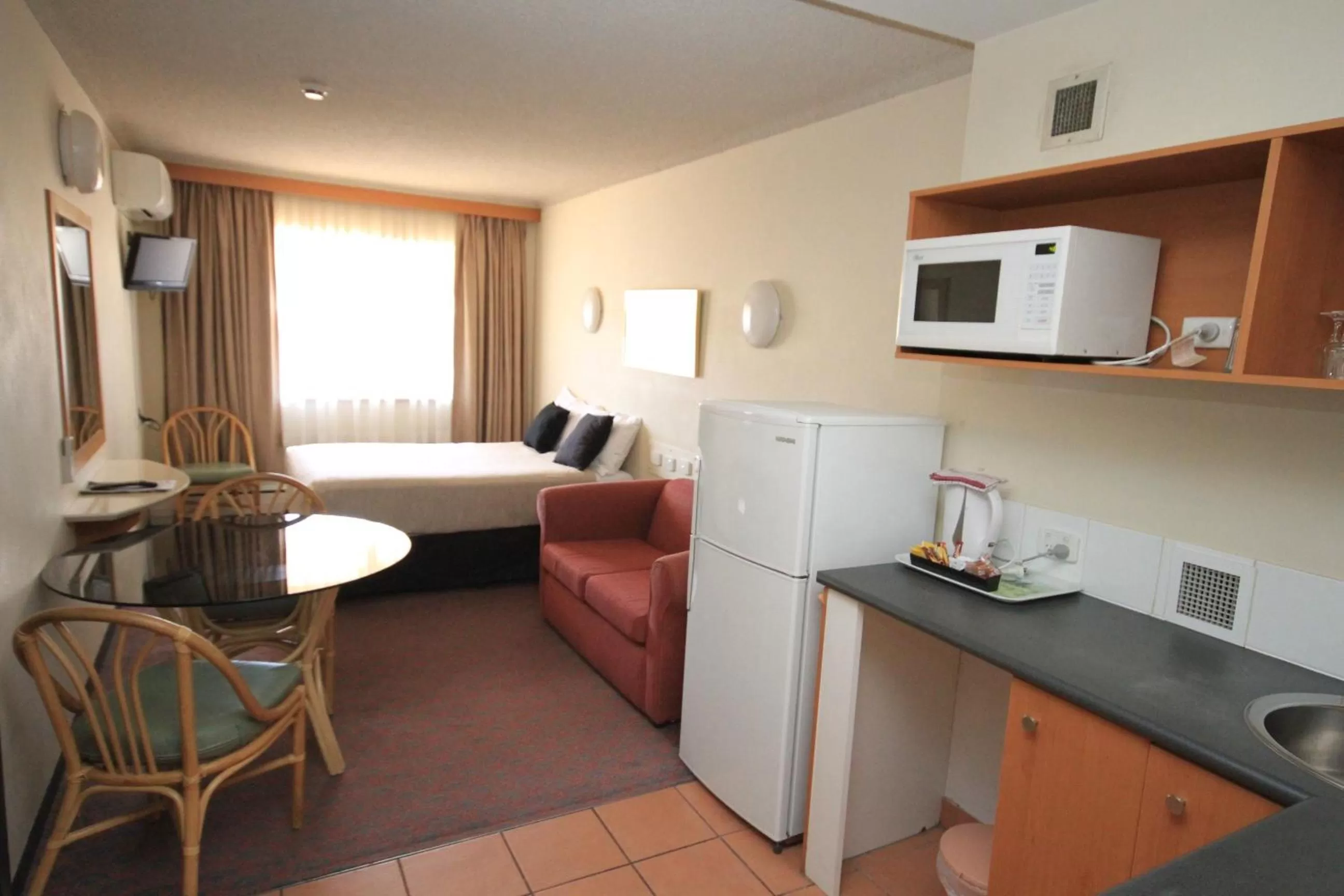 Kitchen or kitchenette in Belconnen Way Hotel & Serviced Apartments