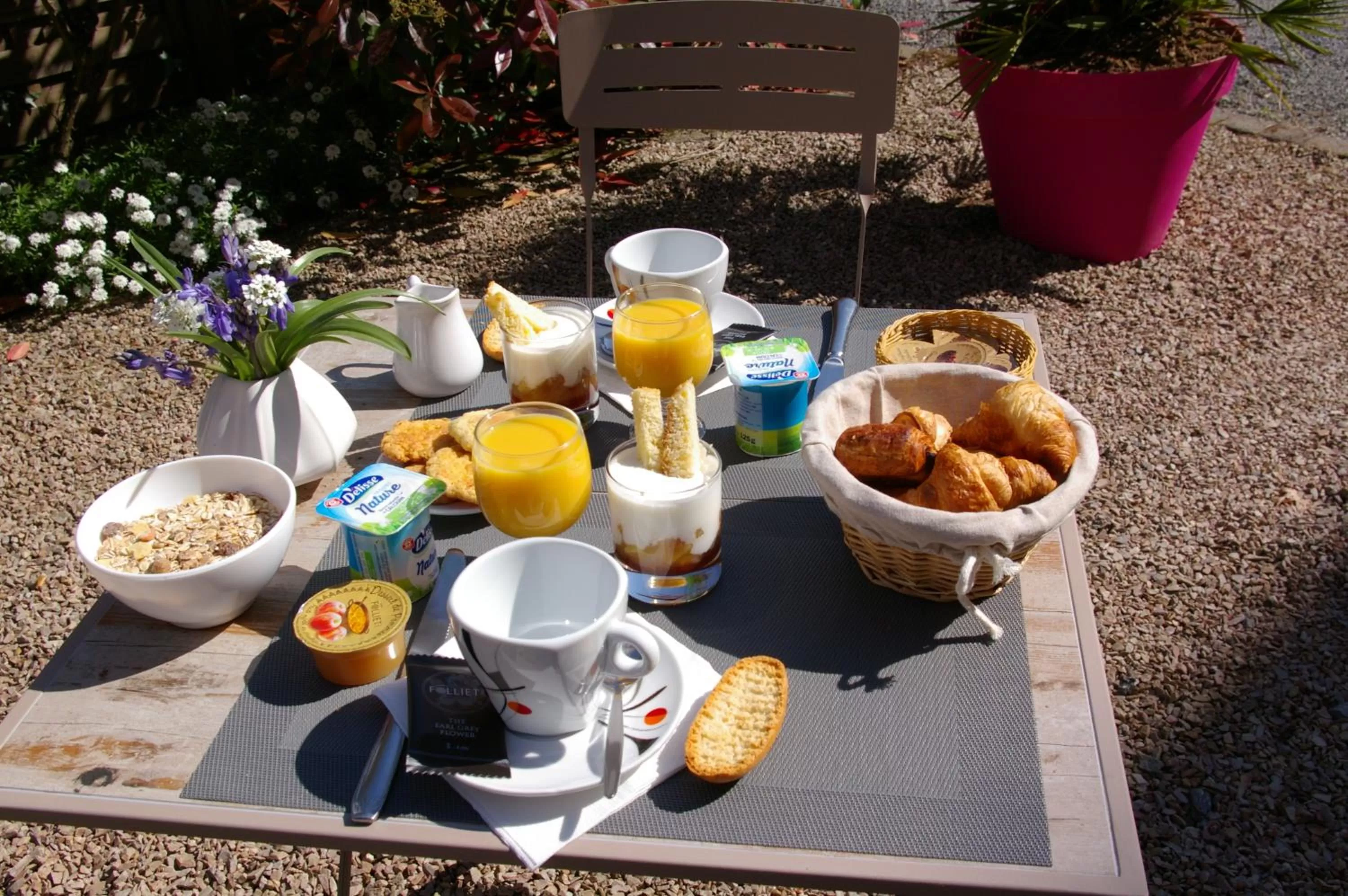 Property building in Hôtel de Bretagne - anciennement Queen Serenity Hotel