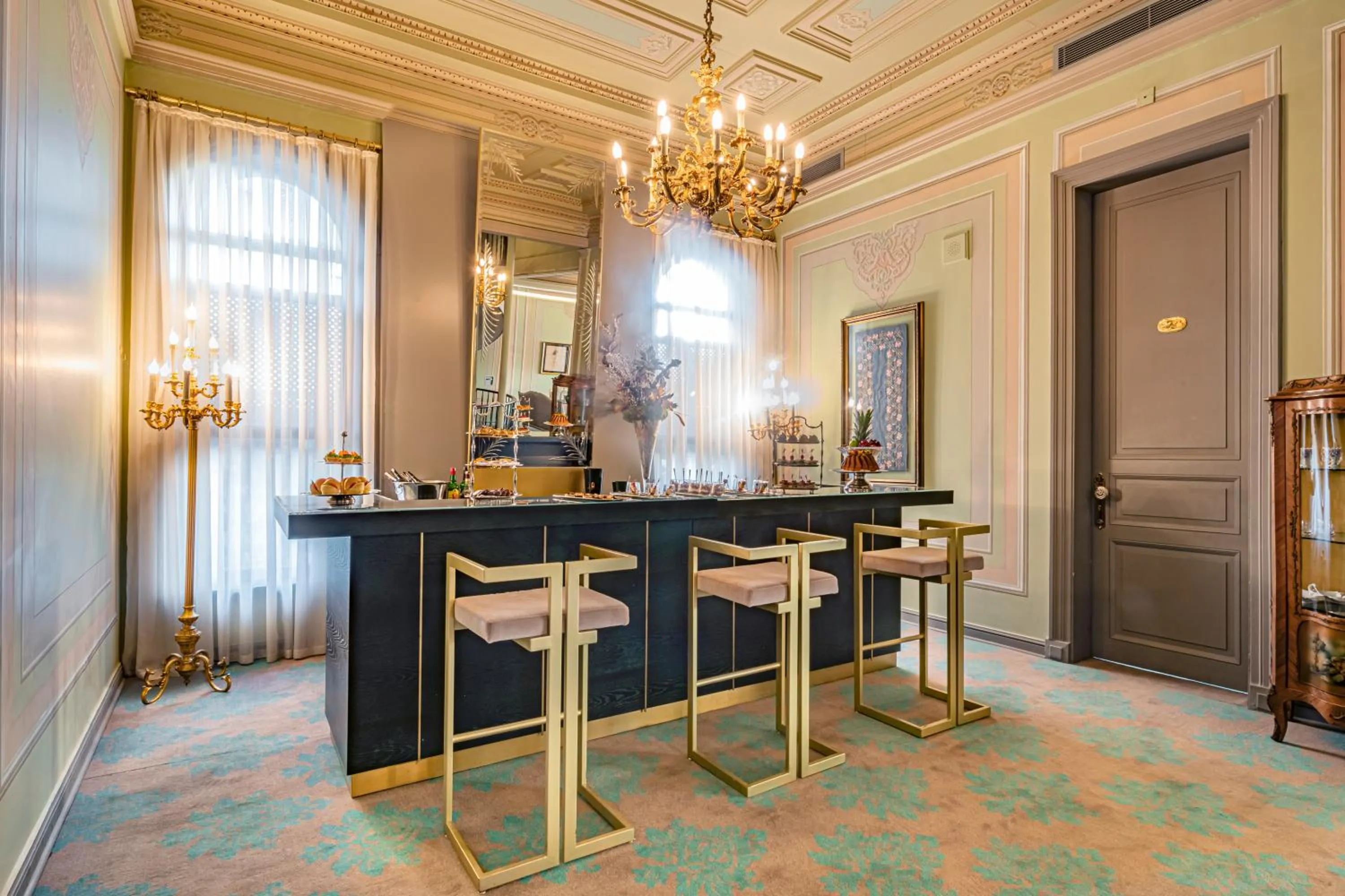 Lounge or bar in Bosphorus Palace Hotel