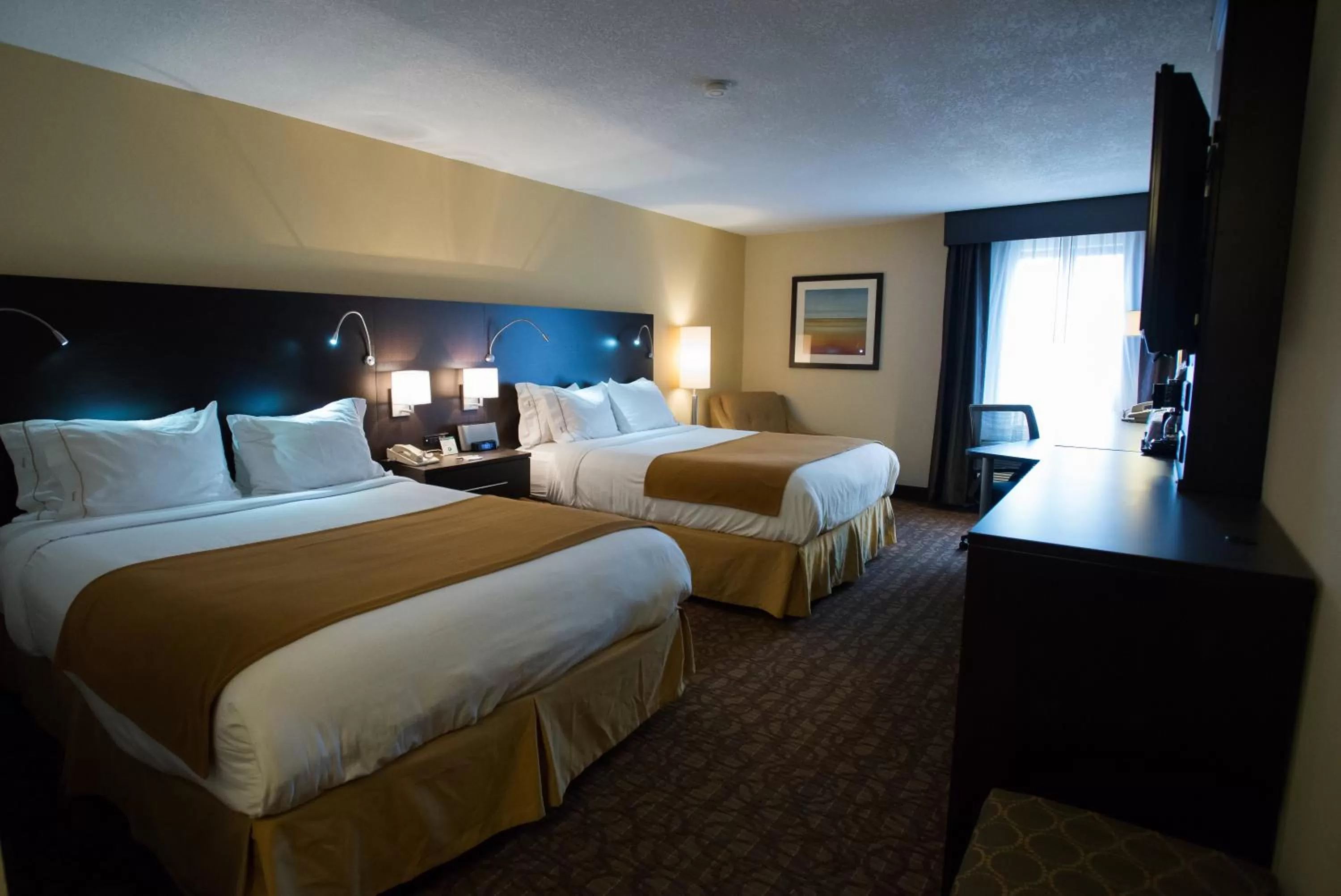 Photo of the whole room, Bed in Holiday Inn Express & Suites Topeka West I-70 Wanamaker by IHG