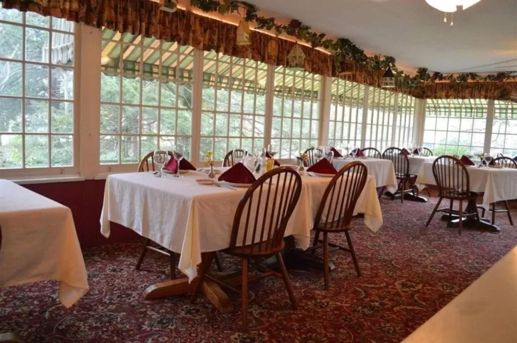 Restaurant/places to eat in Red Rocker Inn