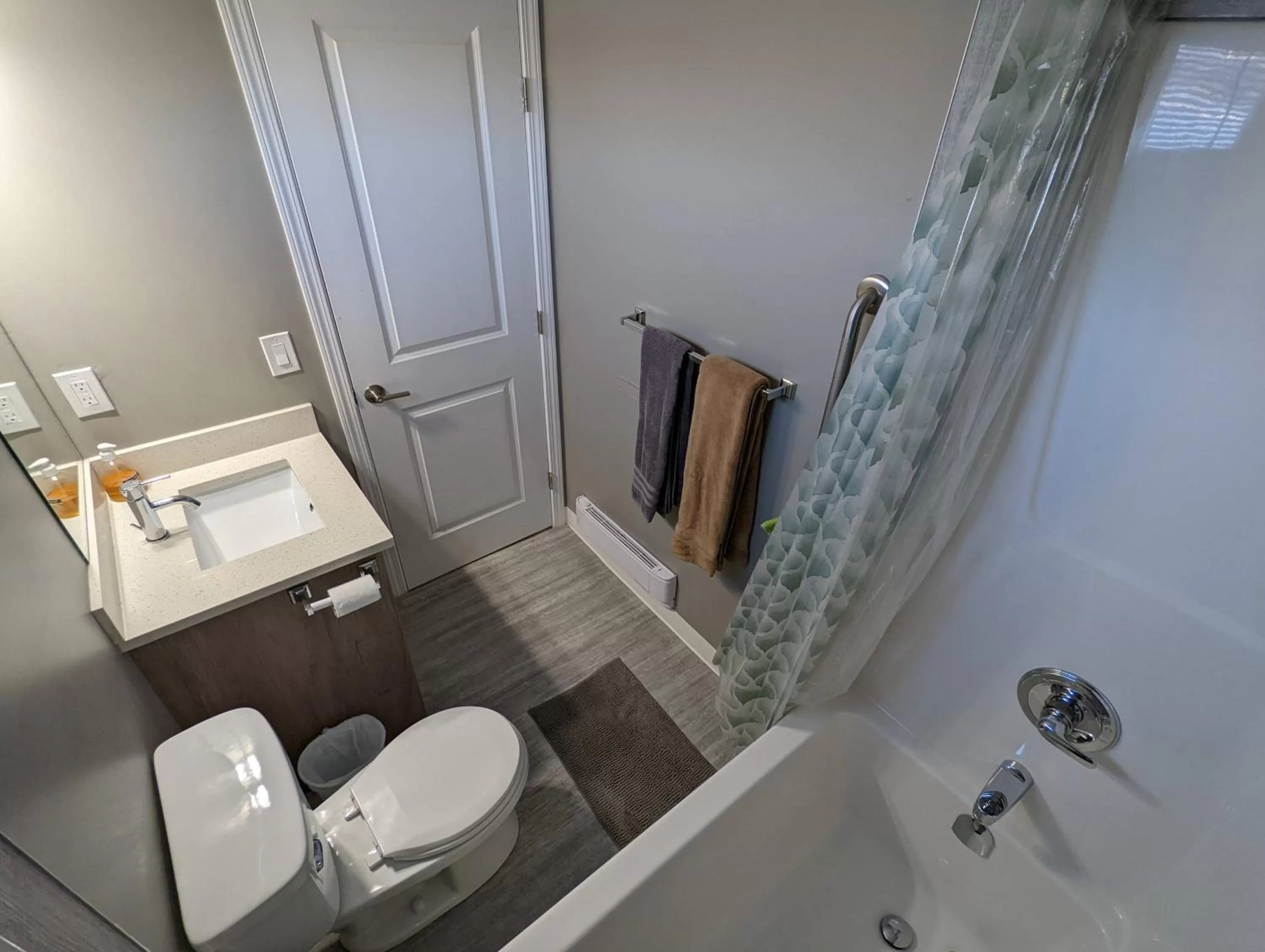 Shower in Riverside Motel & Suites