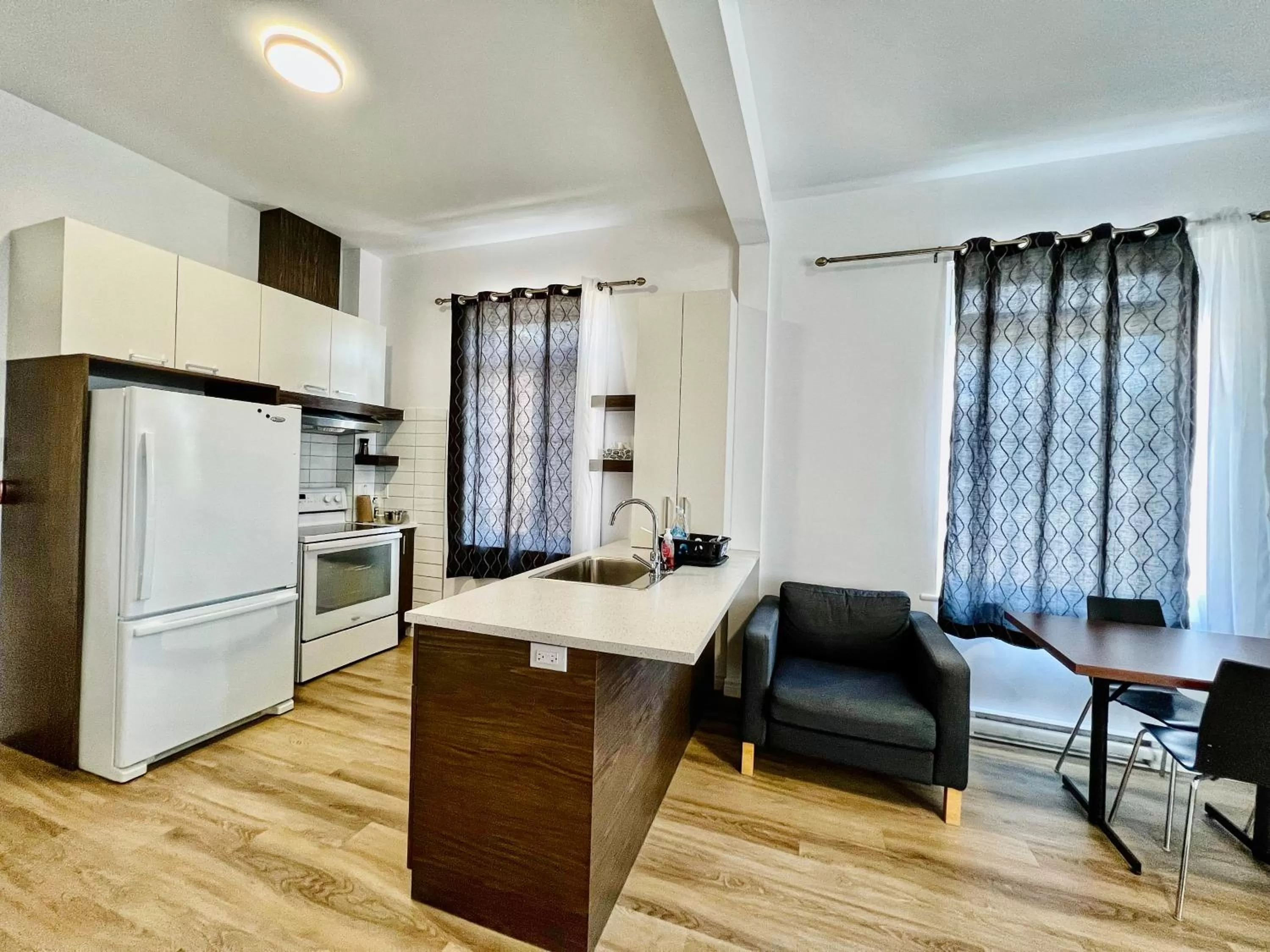 Kitchen or kitchenette in Auberge Le St-Alexis