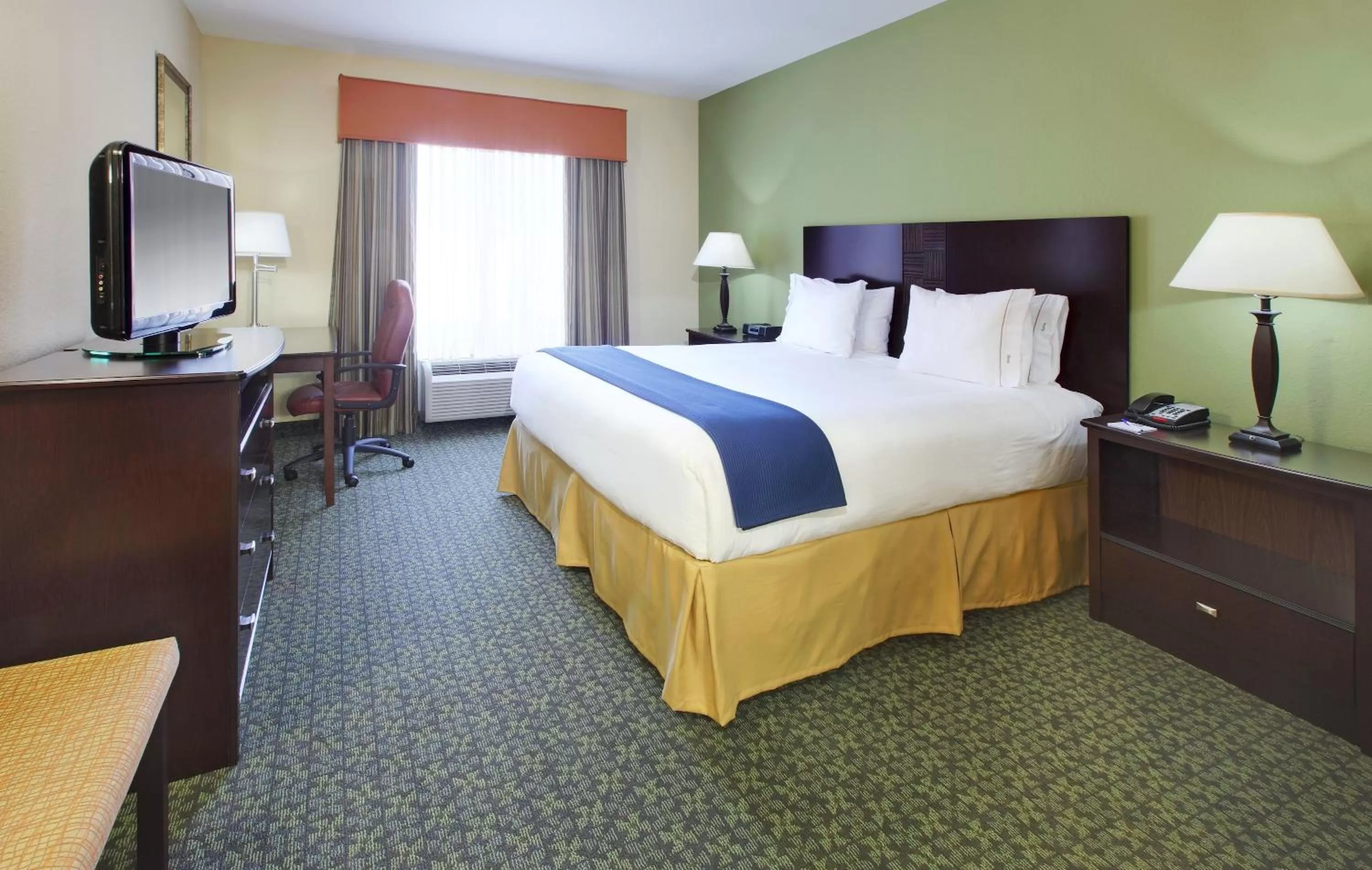 Photo of the whole room, Bed in Holiday Inn Express & Suites Covington by IHG