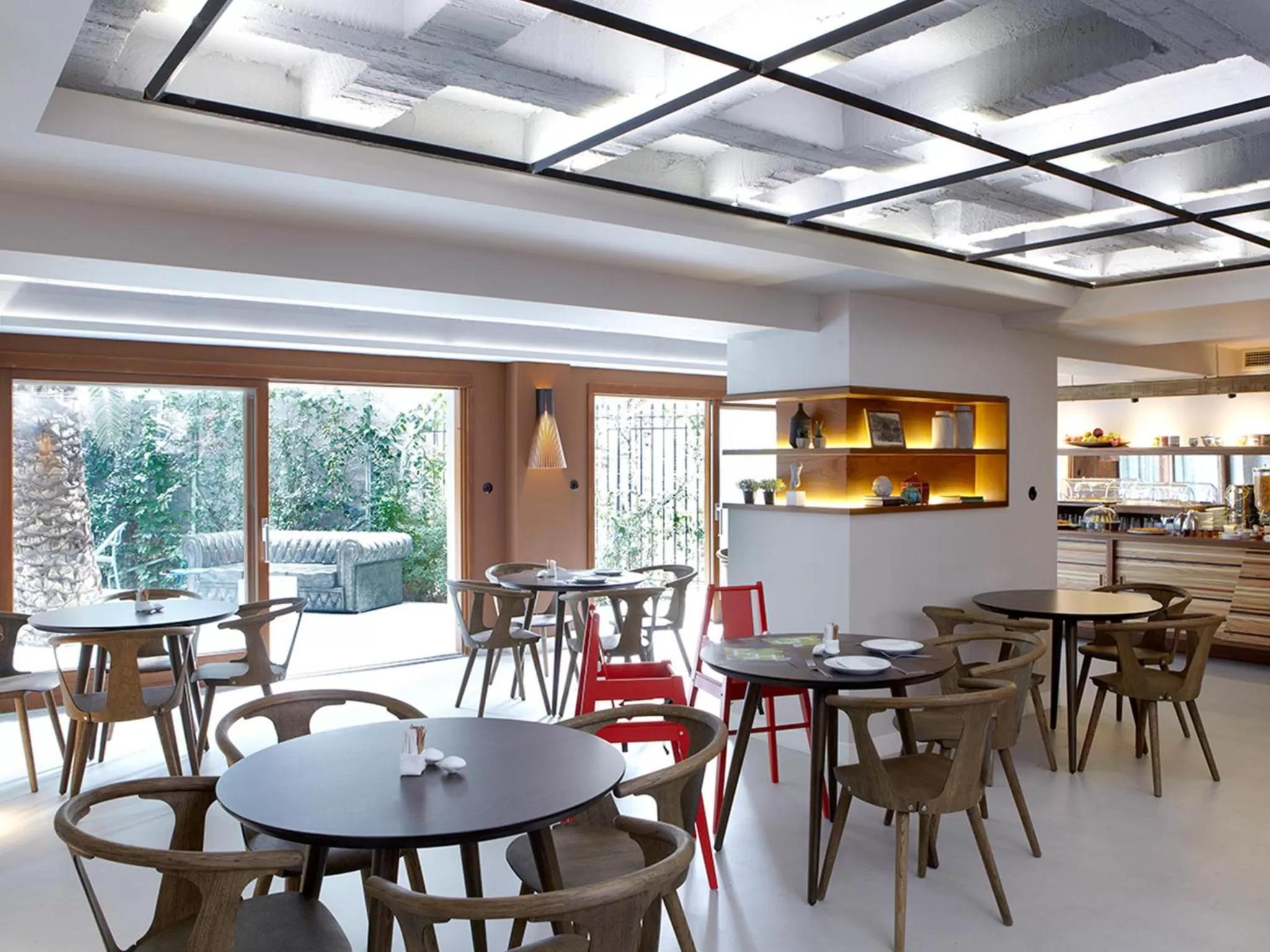 Restaurant/places to eat in Apollon Library Suites