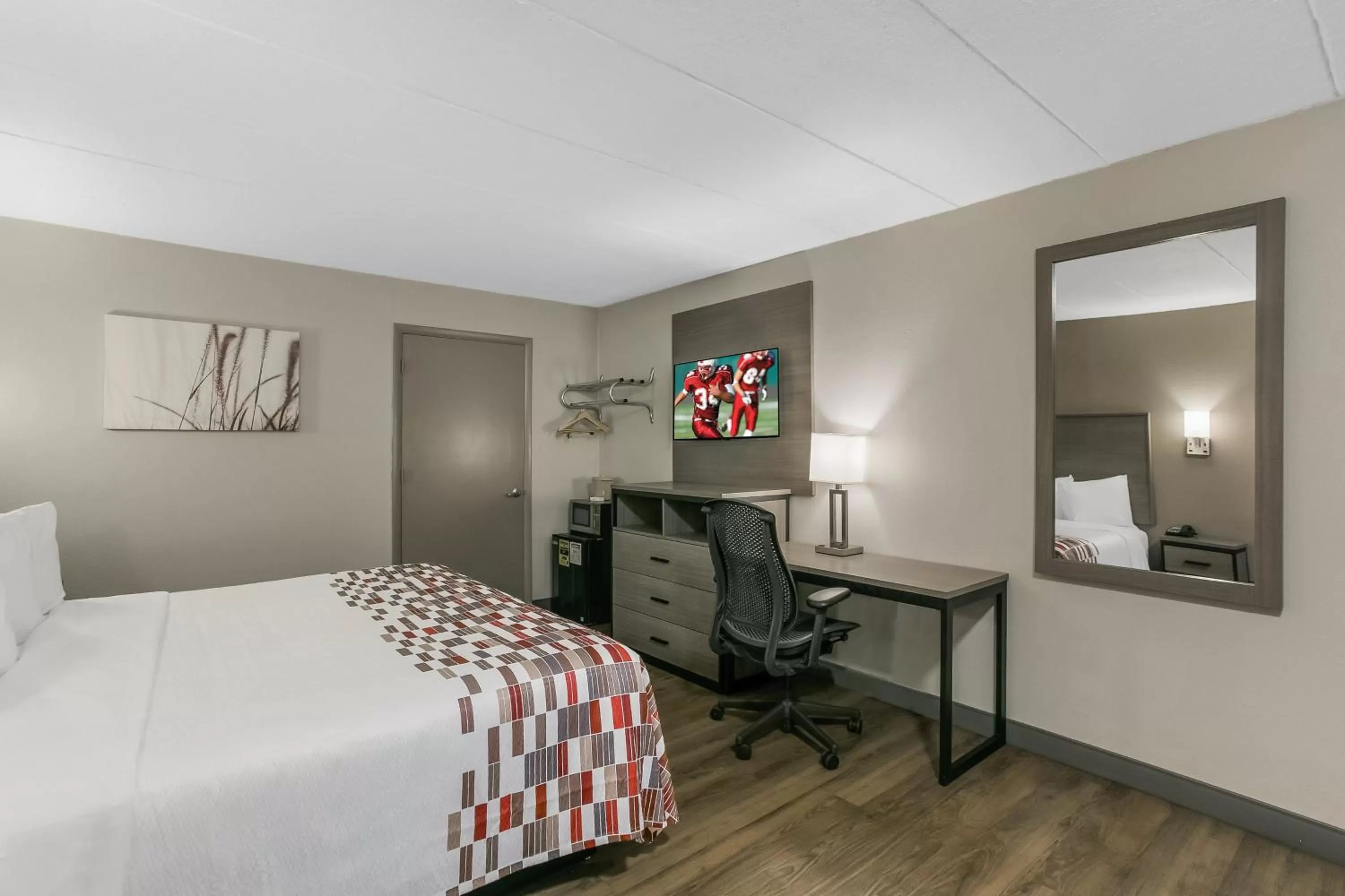 Bedroom, Bed in Red Roof Inn Baltimore