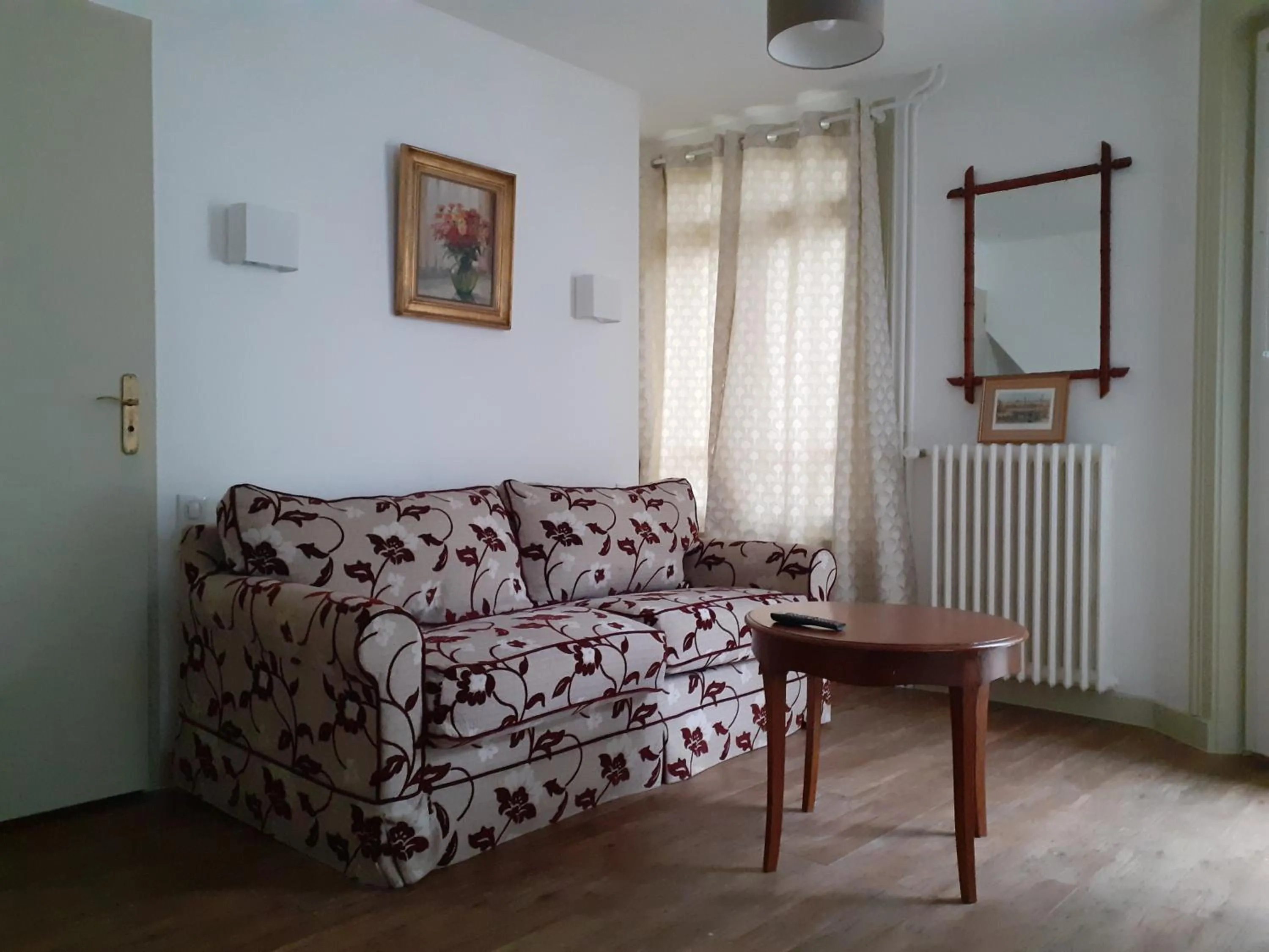 Seating area in Hotel de Charme La Bonne Adresse - Logis hotels