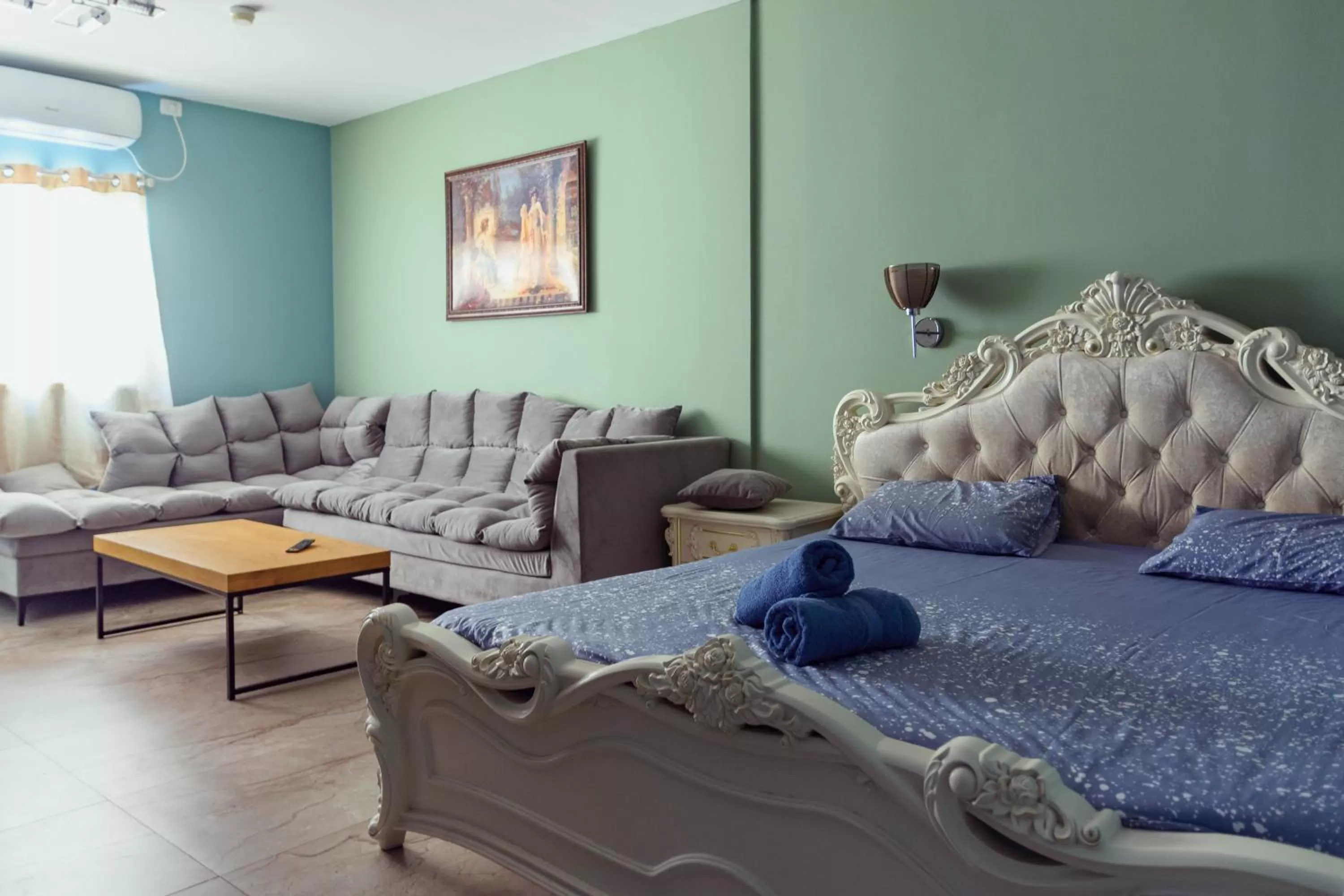 Bed in Central Laguardia Hotel