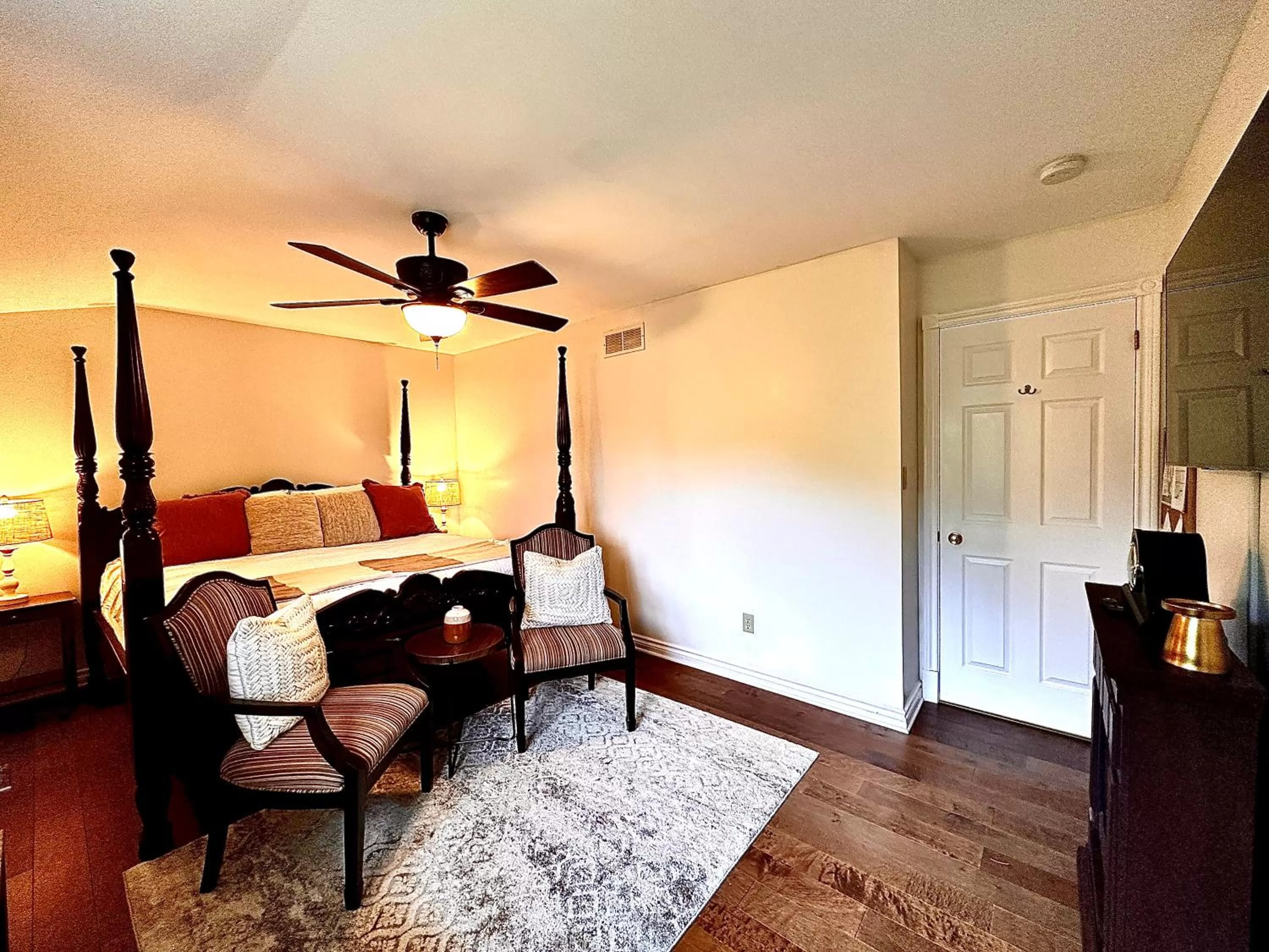 TV and multimedia, Seating Area in Settlers Suites